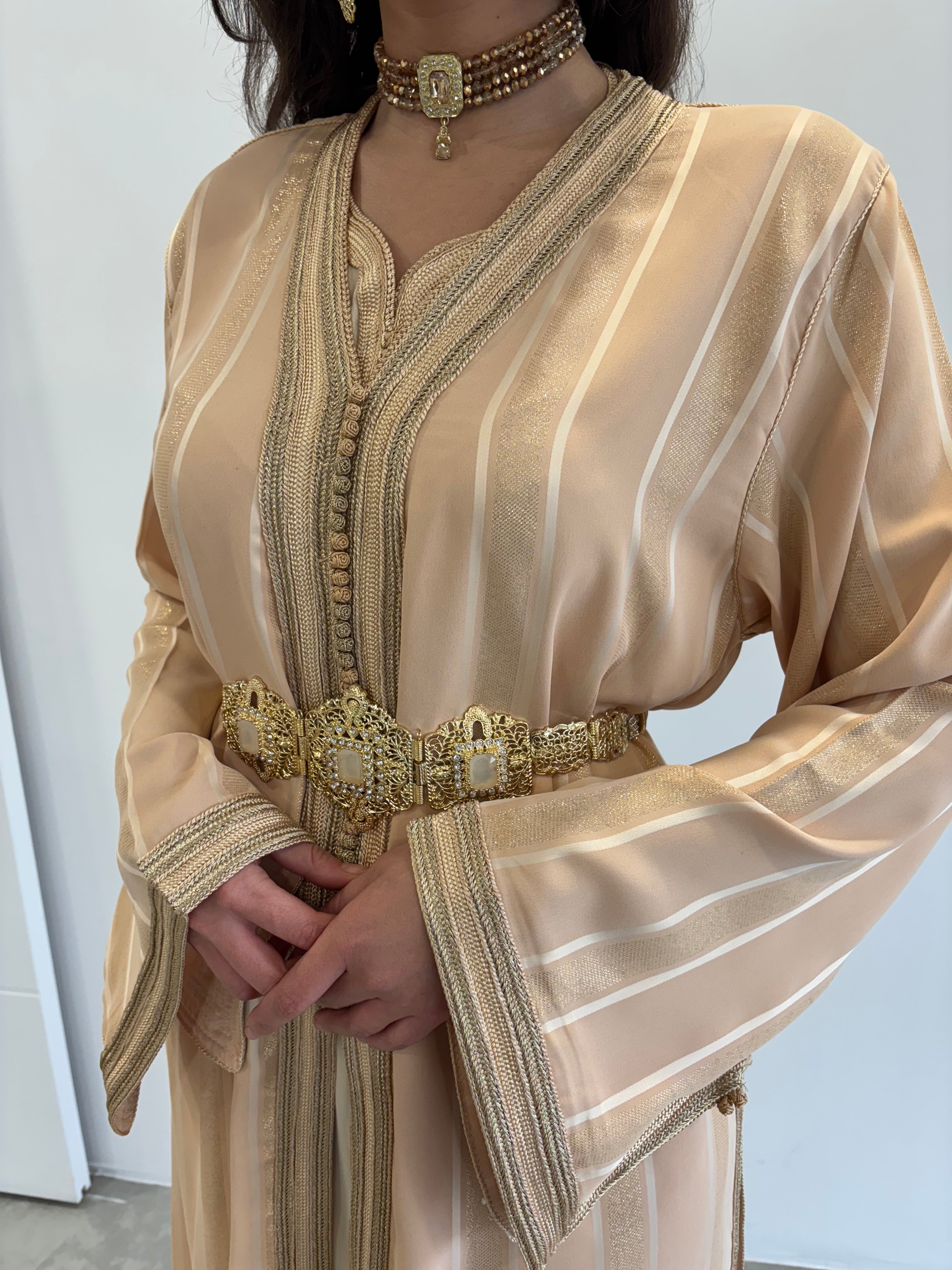 Takchita beige « Amira » – Prestige Oriental & Élégance Intemporelle