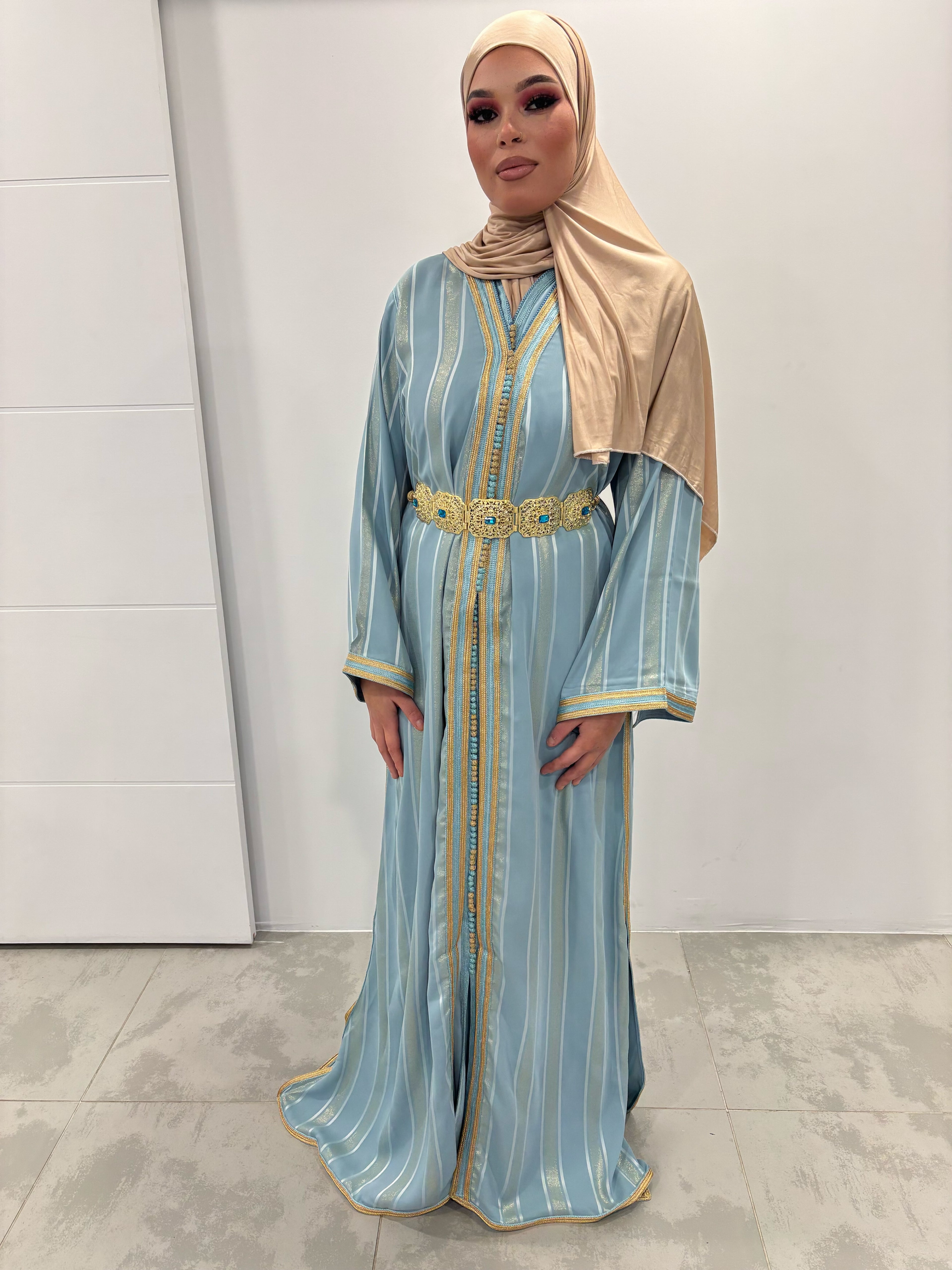 Takchita « Alya » – Crêpe de Soie Bleu Ciel