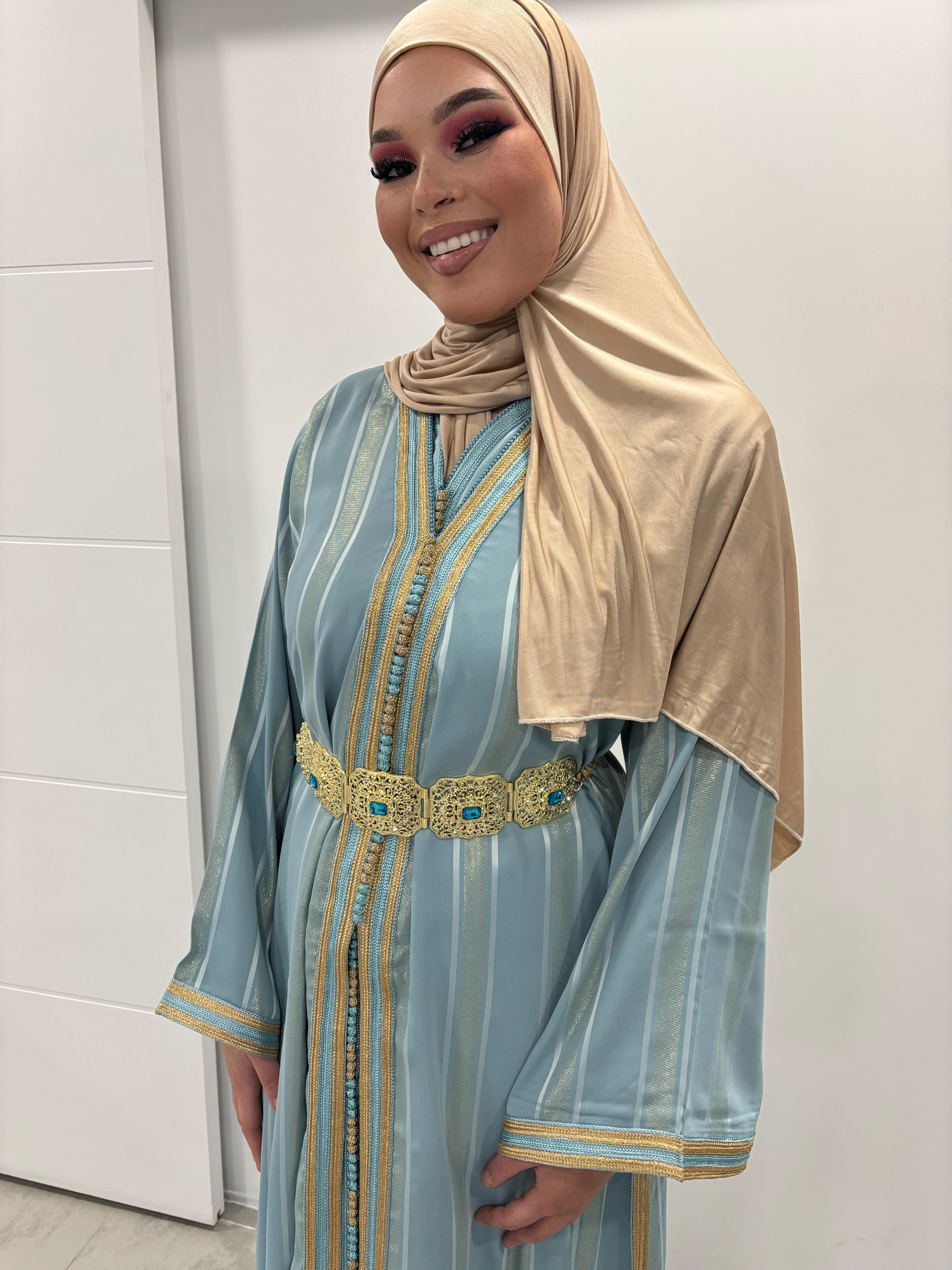 Takchita « Alya » – Crêpe de Soie Bleu Ciel