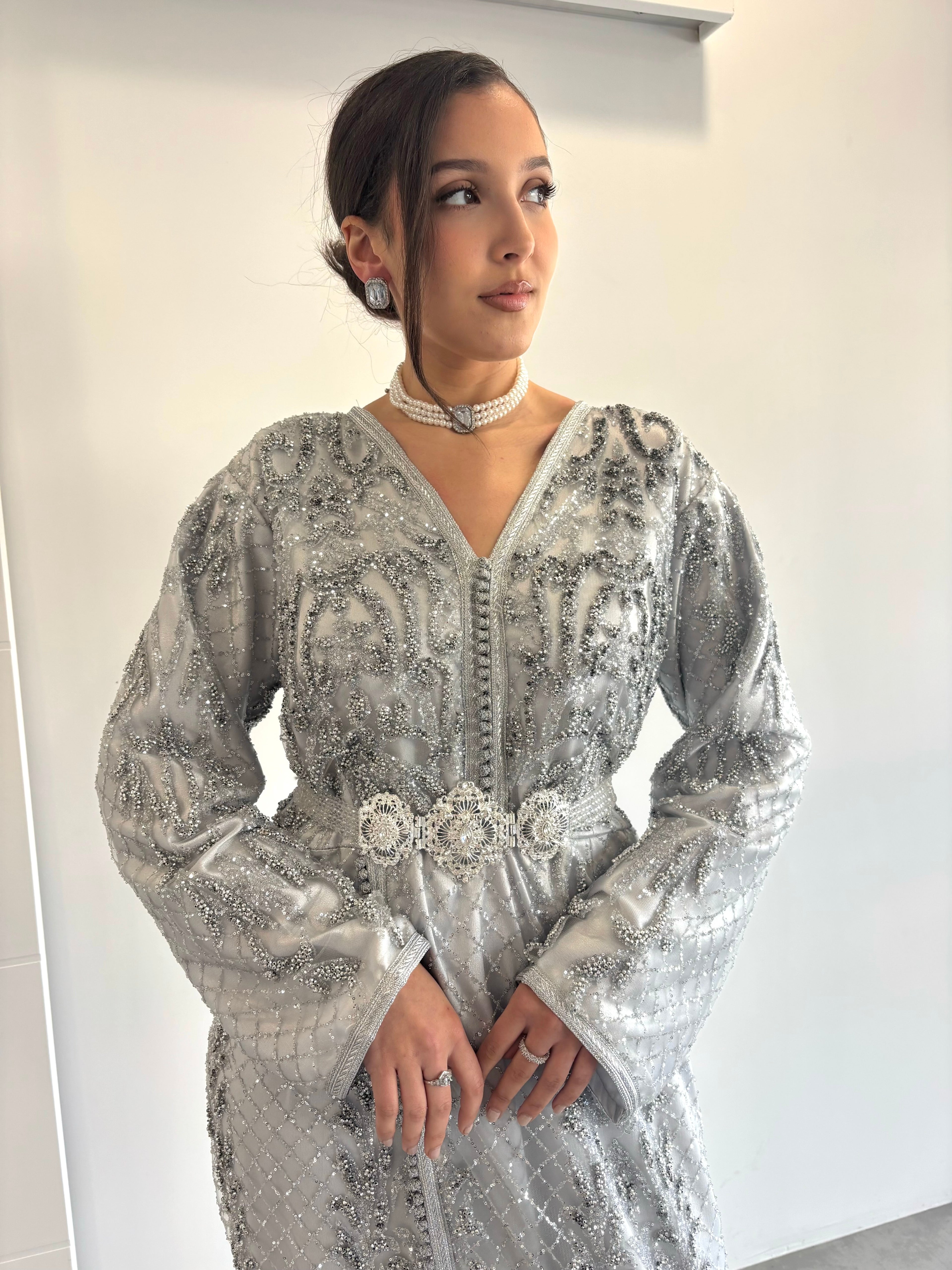 Caftan argenté pailleté