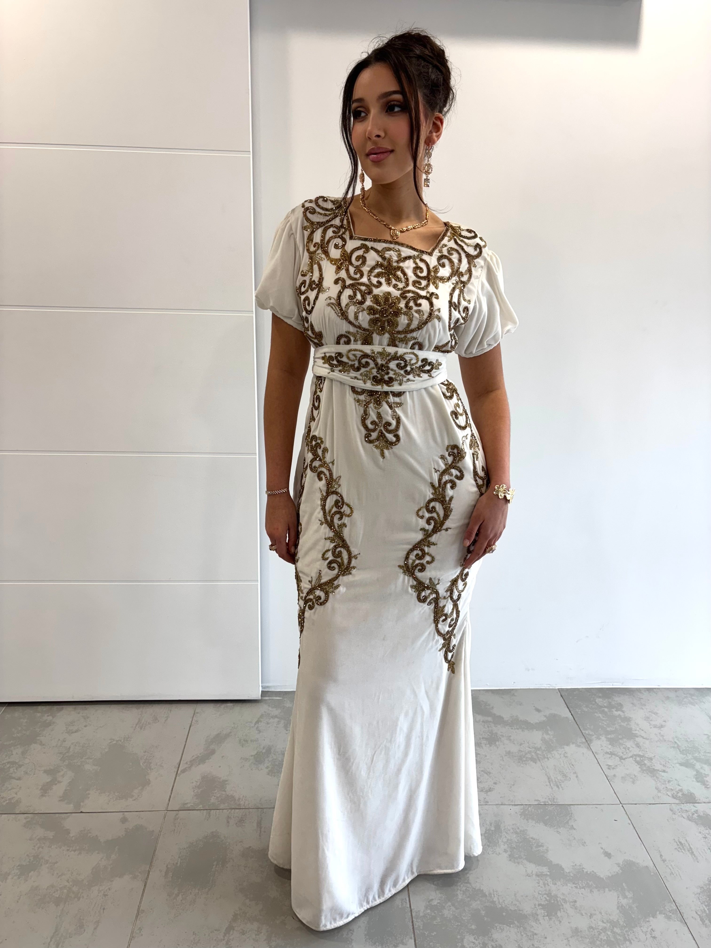 Caftan sirène blanc velours perlé doré manches courtes bouffantes, col carré pour fiançailles