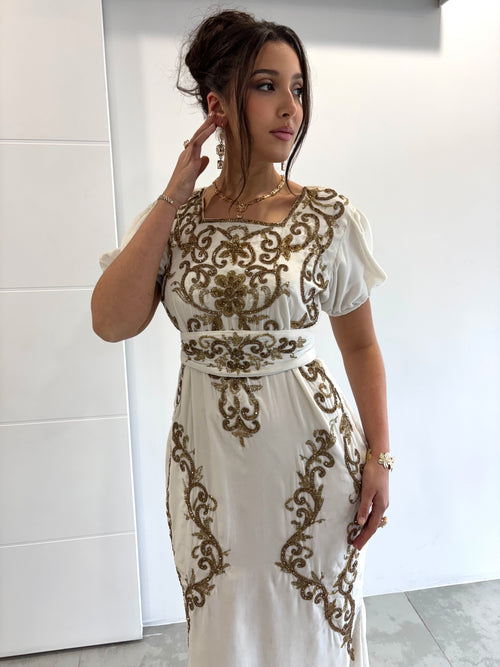 Détails caftan sirène blanc velours perlé doré manches courtes bouffantes, col carré