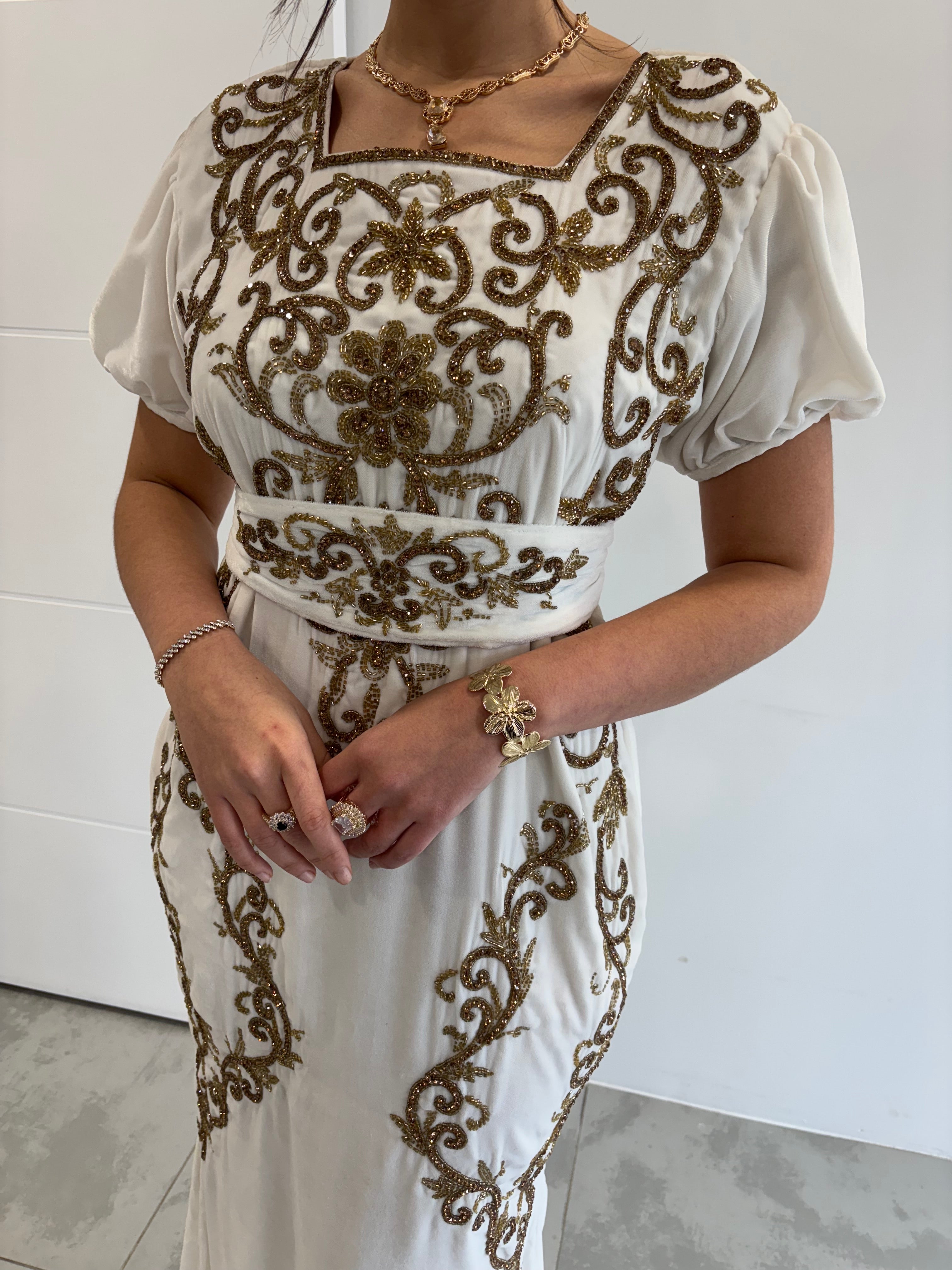 Caftan sirène blanc velours perlé doré manches courtes bouffantes