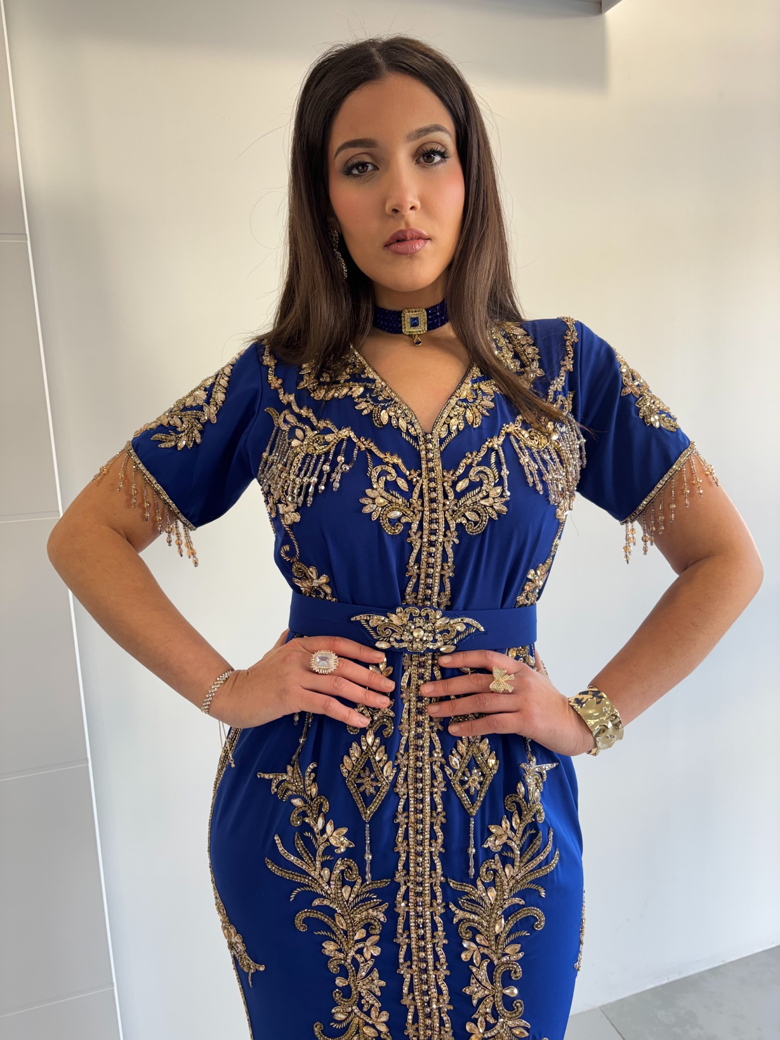 caftan manches courtes bleu roi perlé en doré avec ceinture accordée