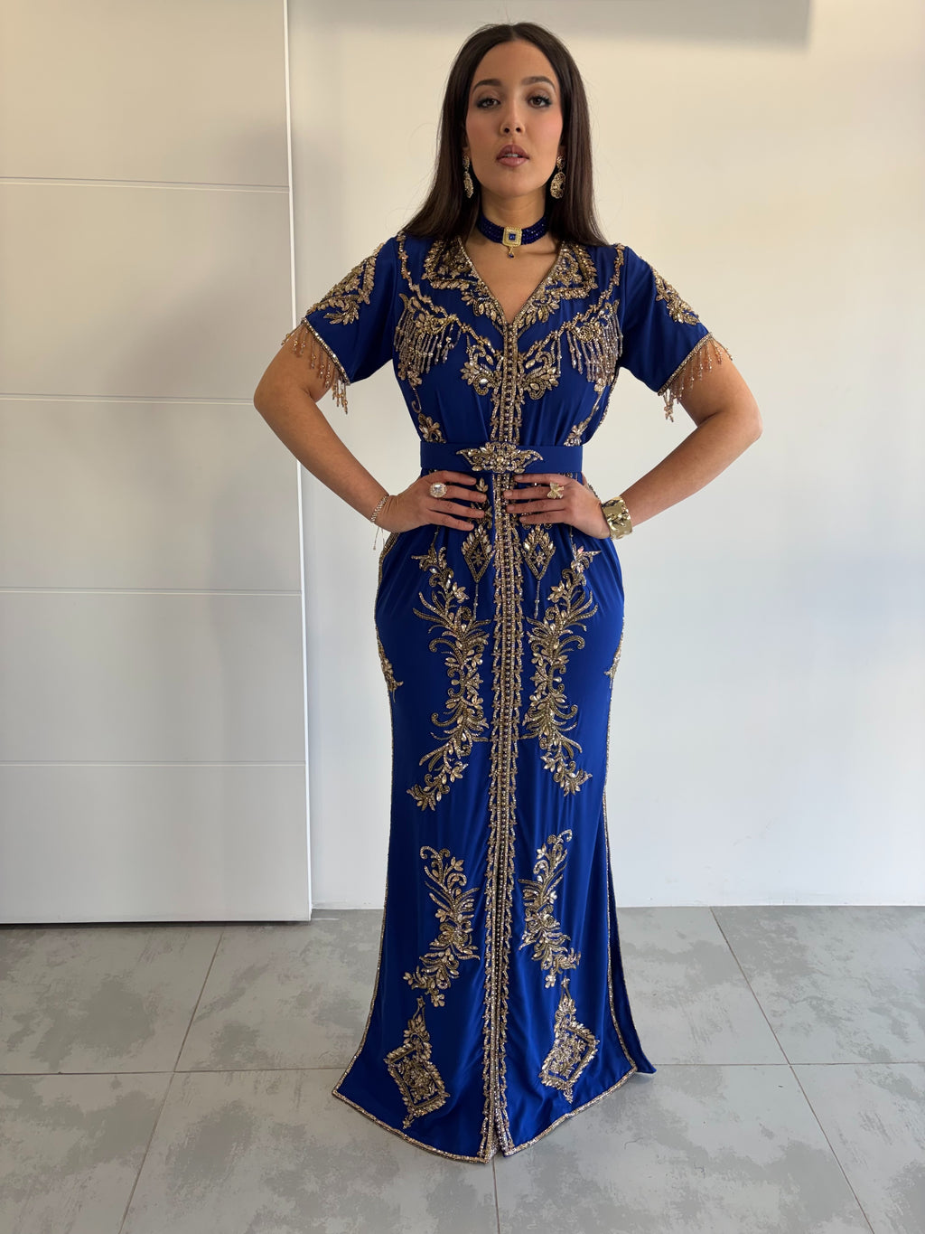 Caftan bleu roi manches courtes, perlé en doré, coupe sirène en confection sur mesure