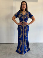 Caftan bleu roi manches courtes, perlé en doré, coupe sirène en confection sur mesure