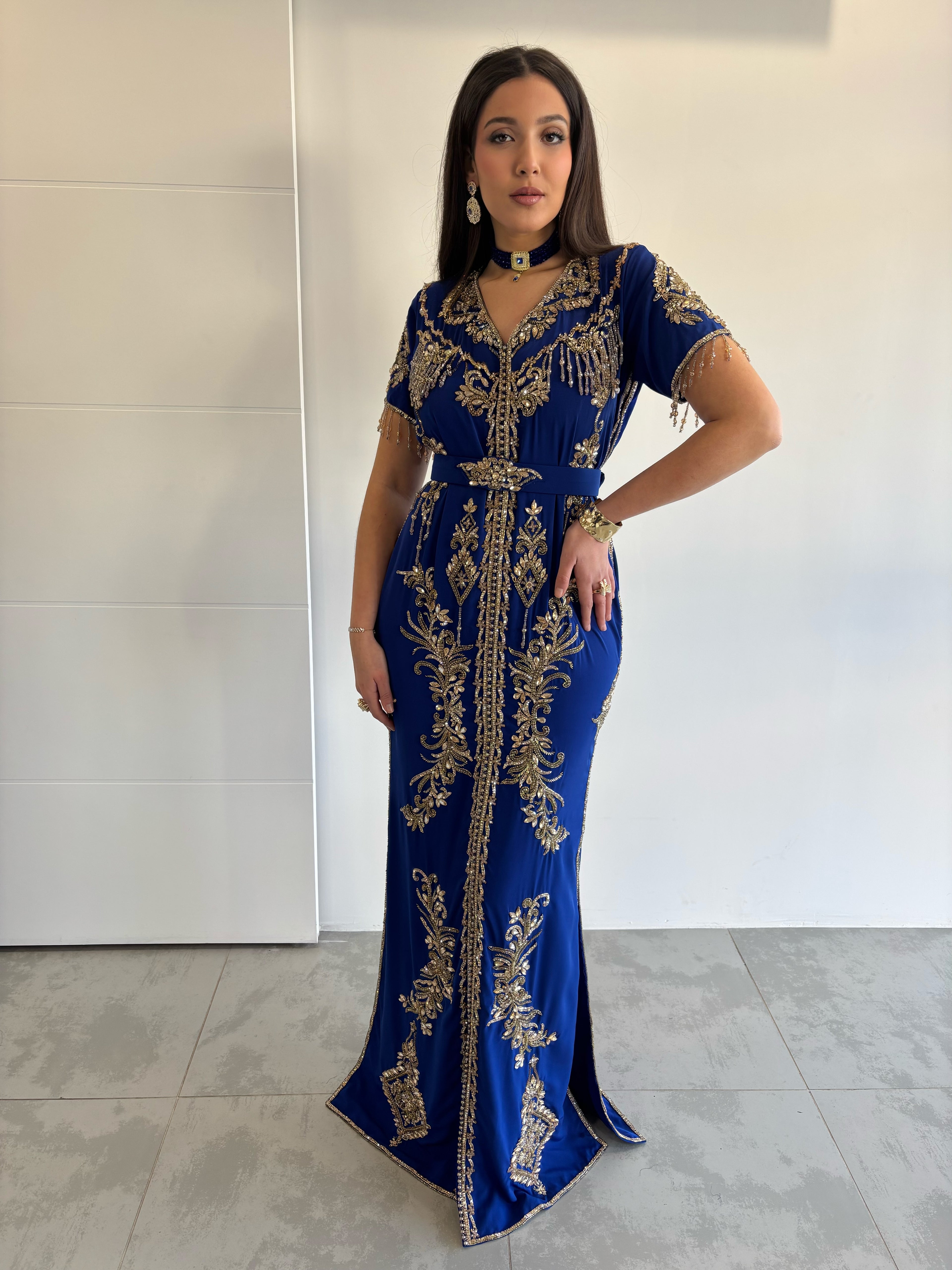 Caftan sirène bleu roi à manches courtes, chargé en perles dorées, avec sa ceinture accordé