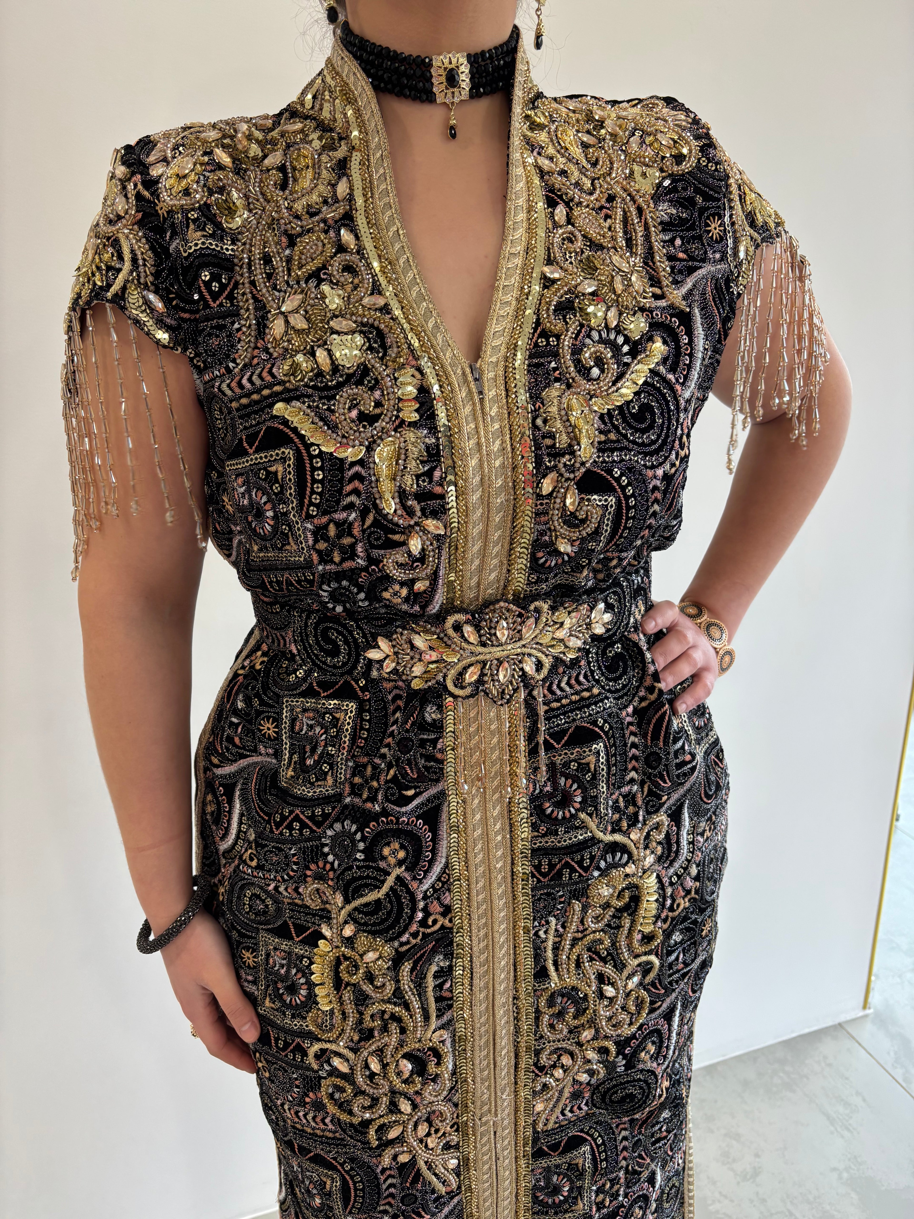 Caftan sari « ZAYNA » – Pièce d’exception perlée à la main