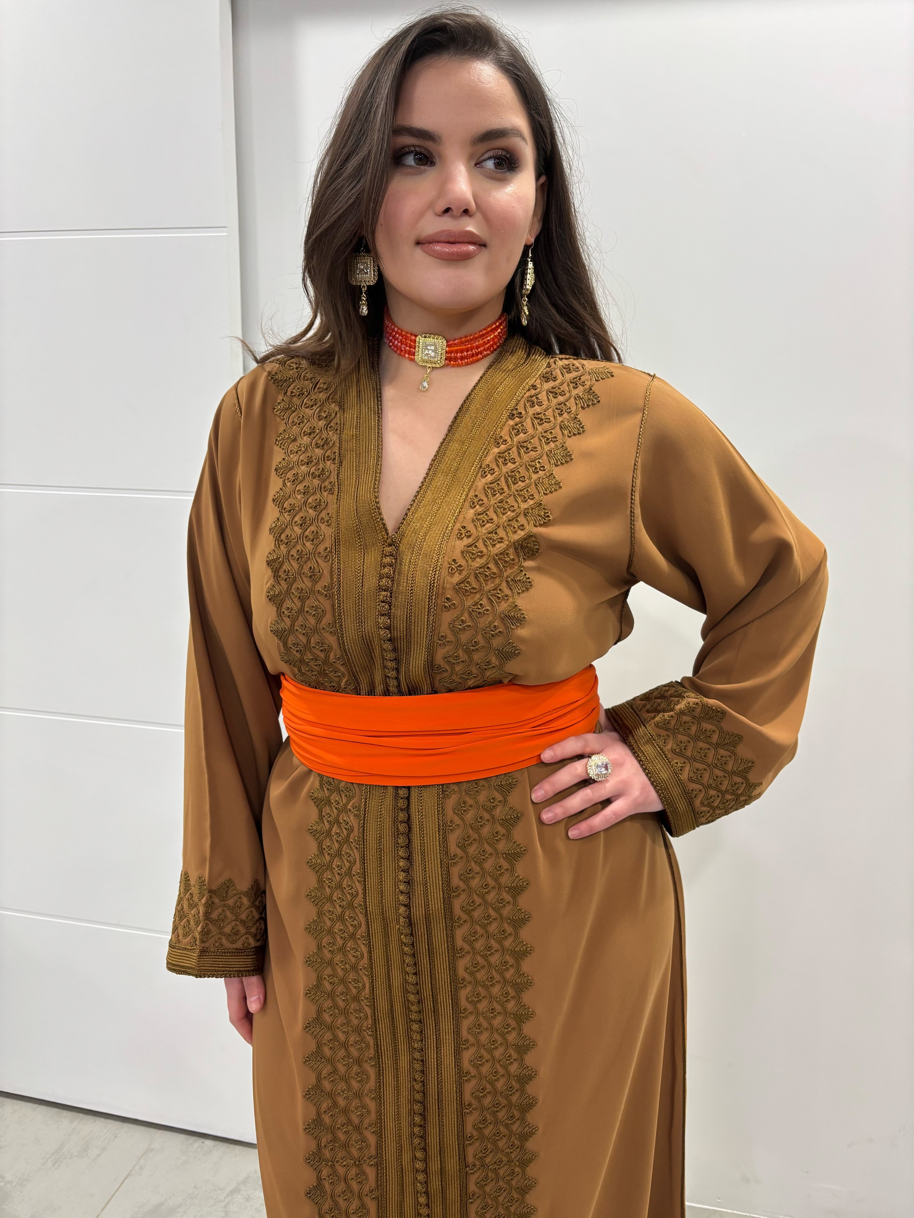 Caftan “Yasmine” – Crêpe de soie brodé