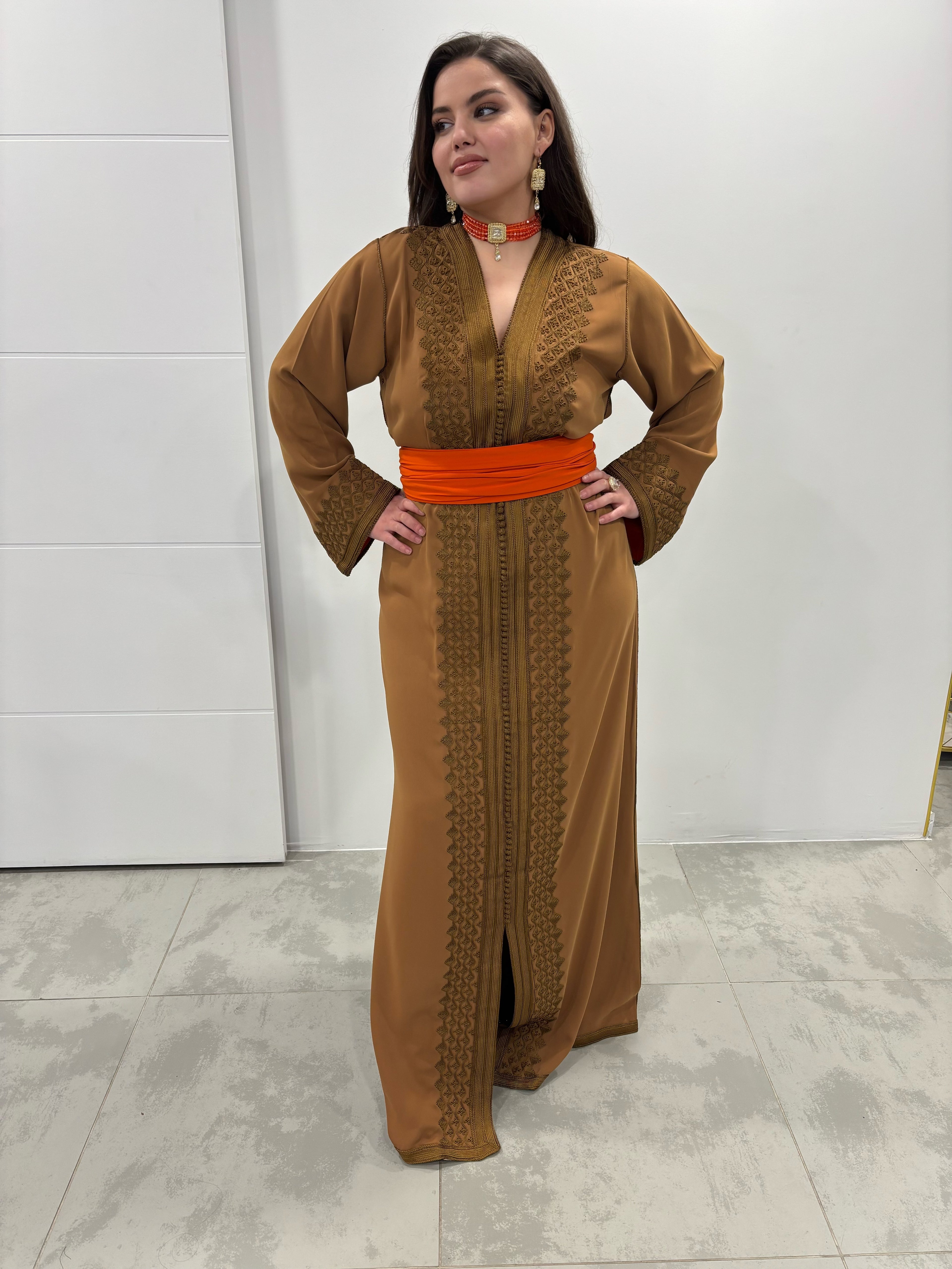 Caftan “Yasmine” – Crêpe de soie brodé