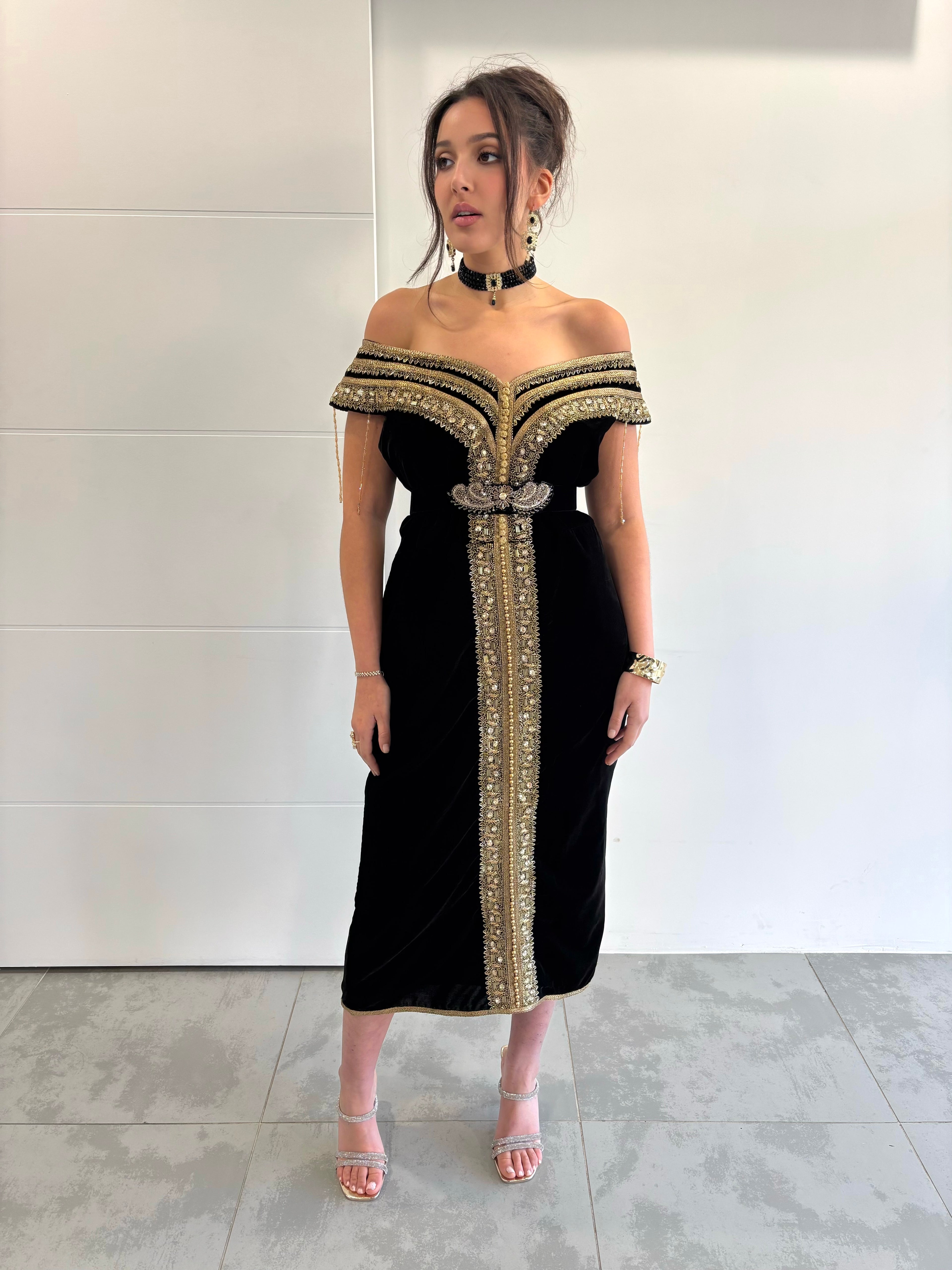 Caftan court velours noir simple col bateau doré perles tombantes épaules