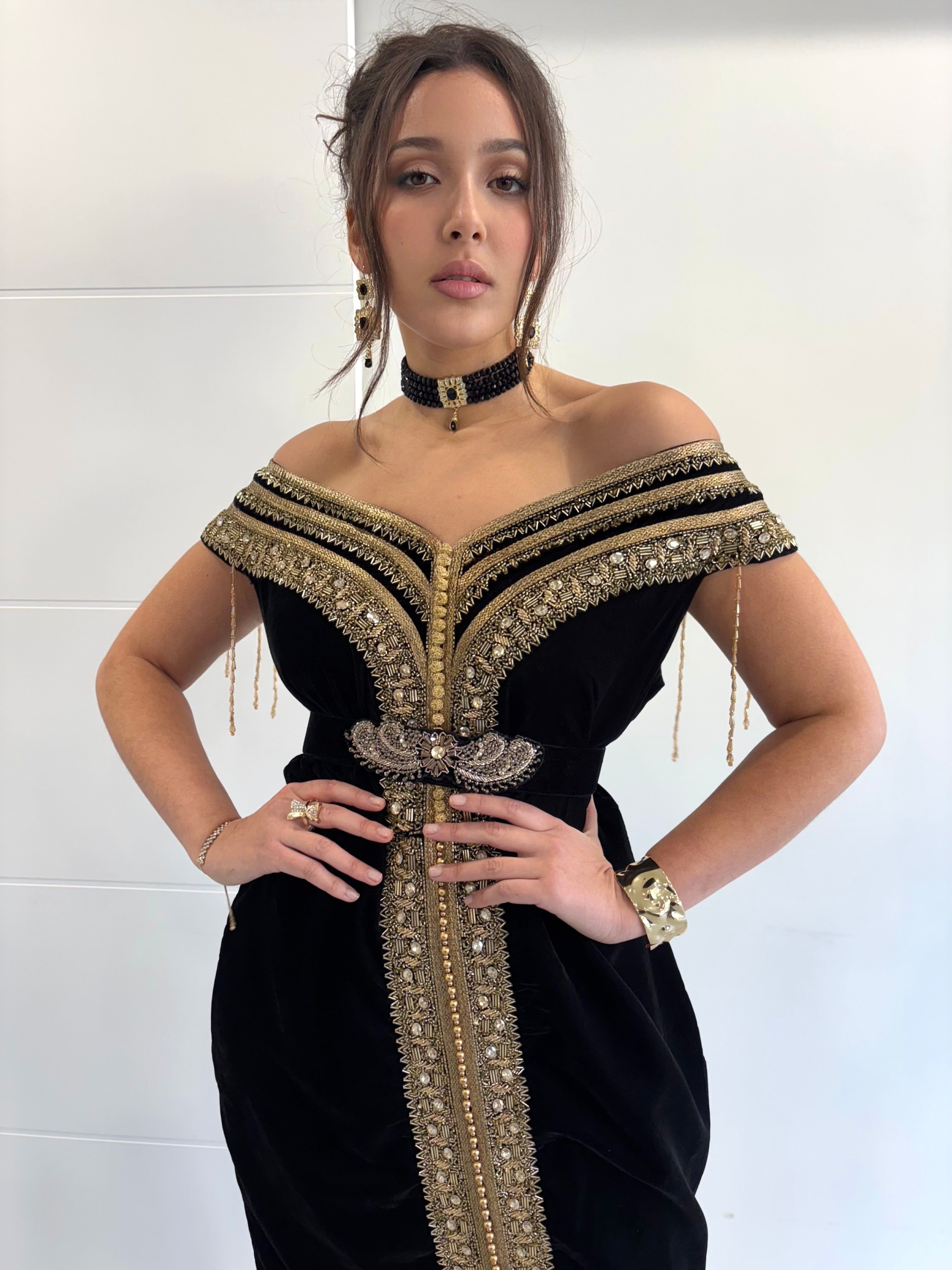 Caftan court velours noir simple col bateau doré perles tombantes épaules