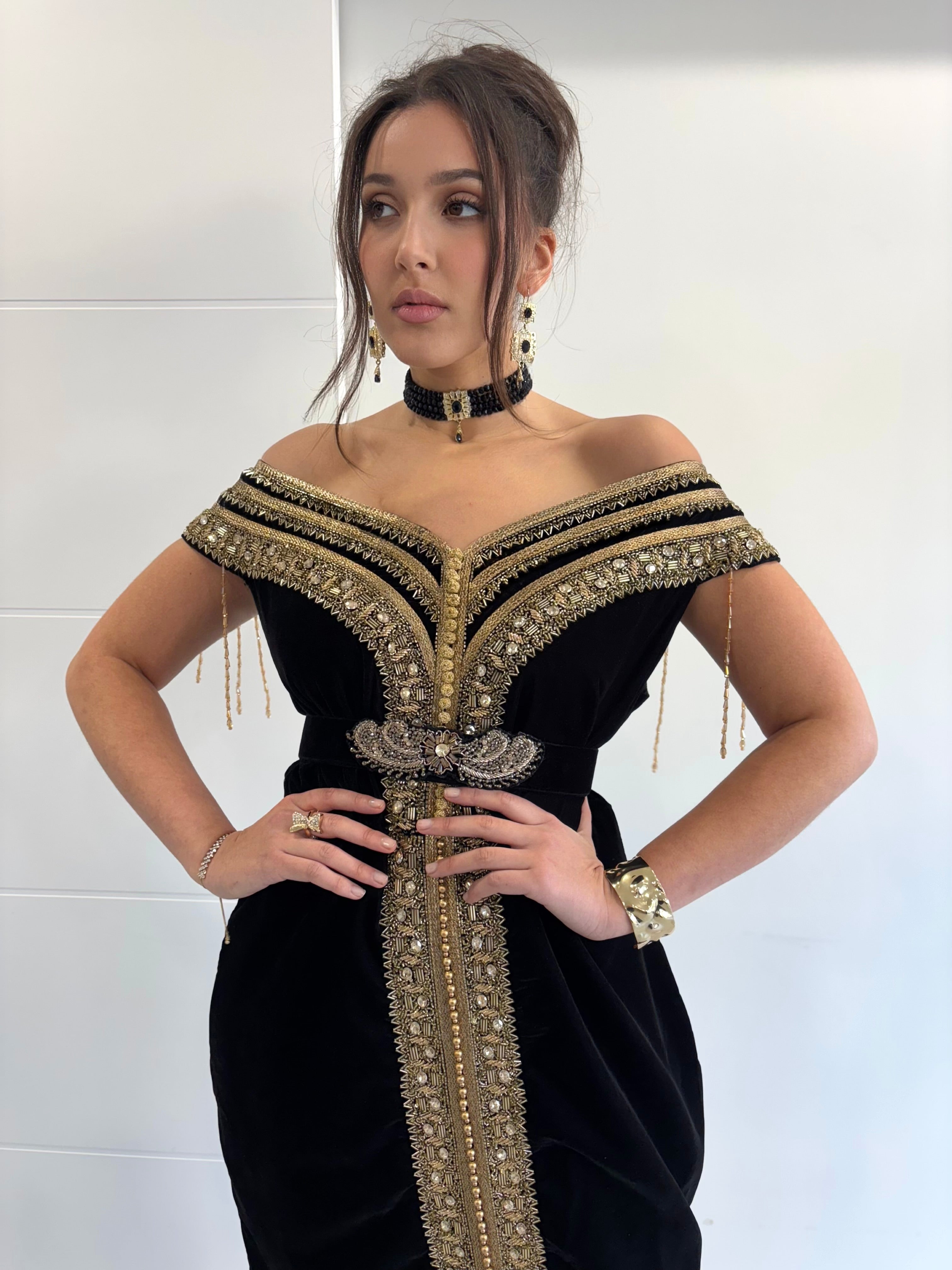 Caftan court velours noir simple col bateau doré perles tombantes épaules