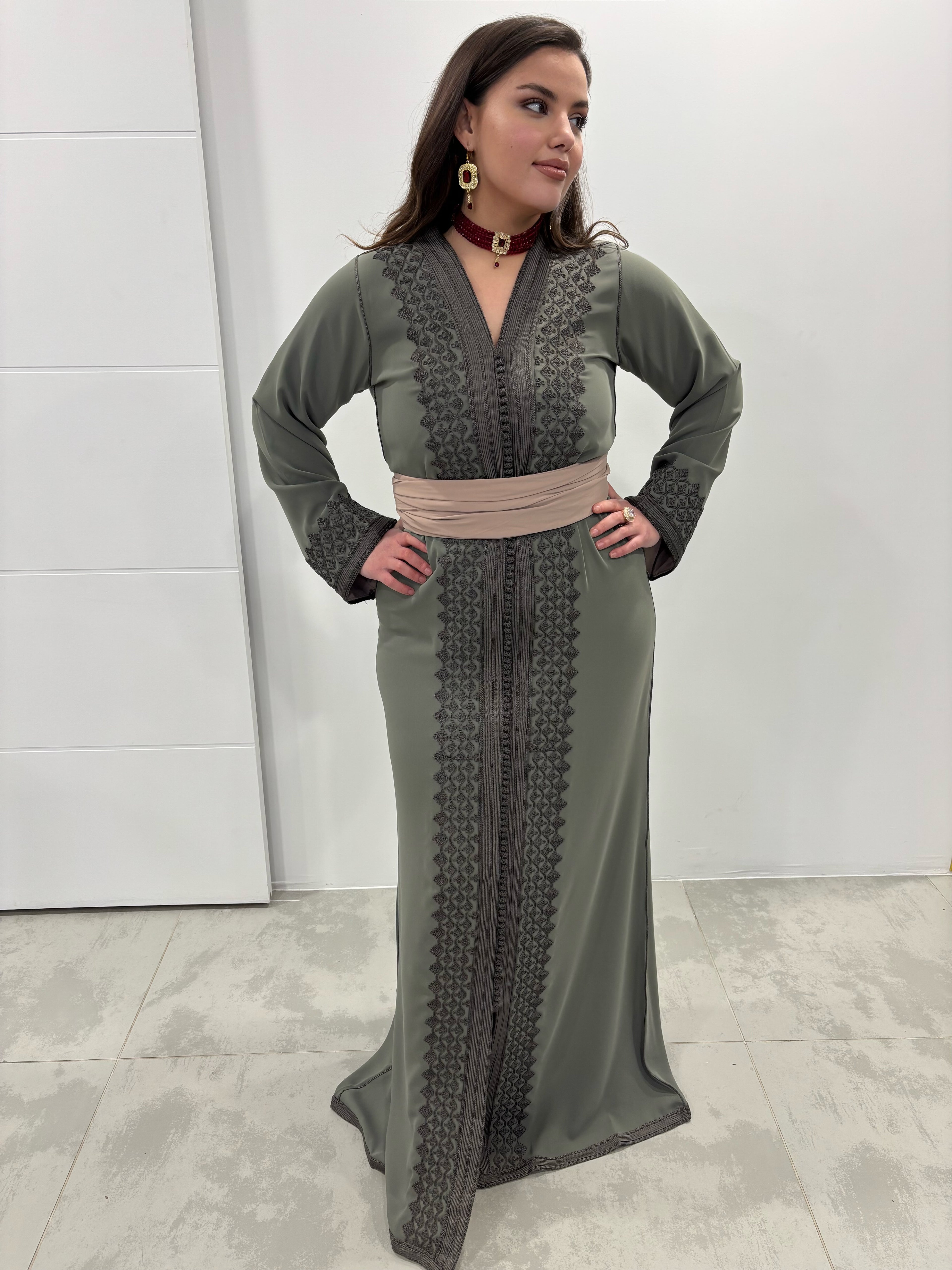 Caftan « LINA » – Crêpe de soie brodé
