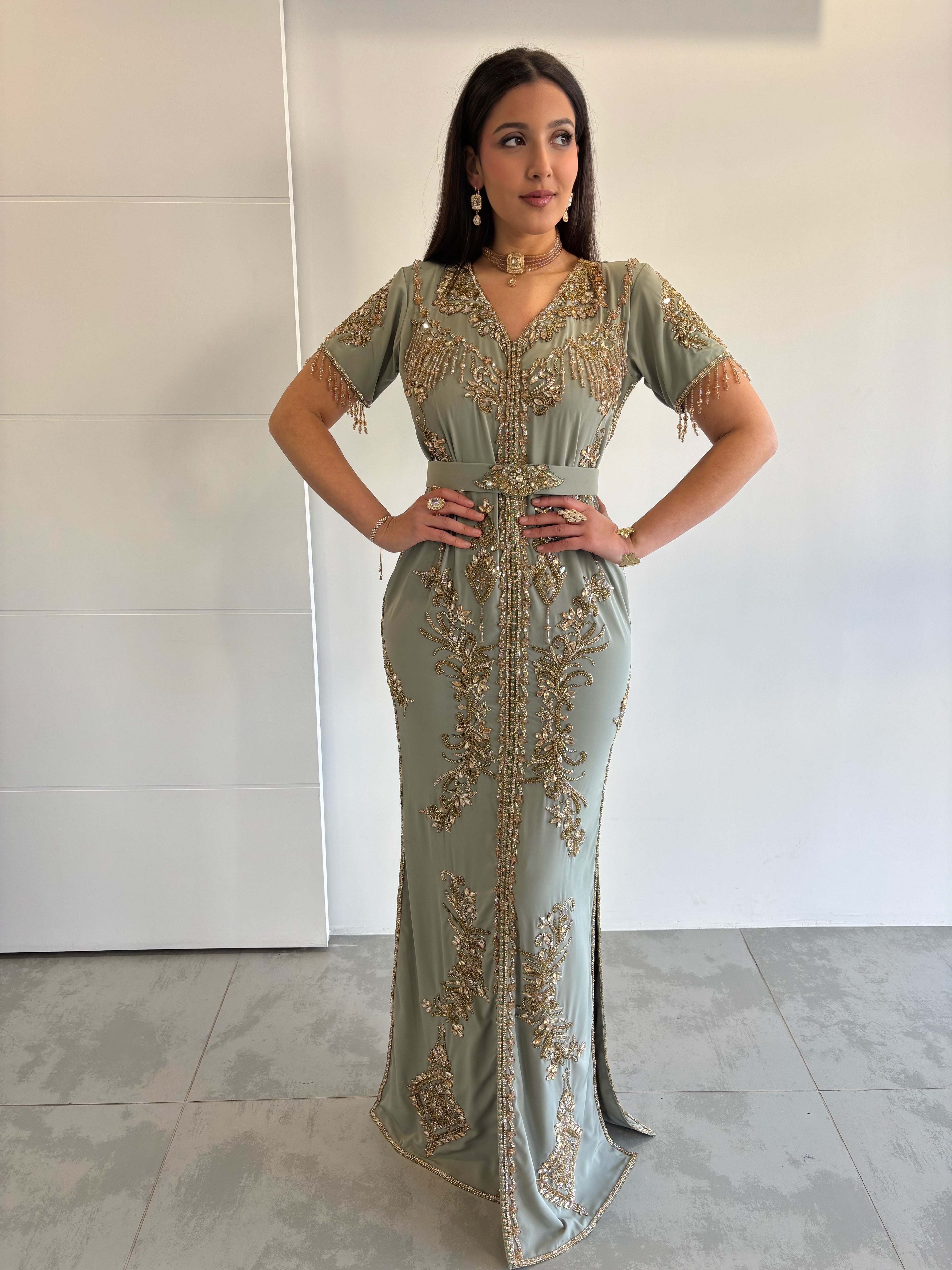 Caftan gris moderne à manches courts en coupe sirène et perlé en doré 