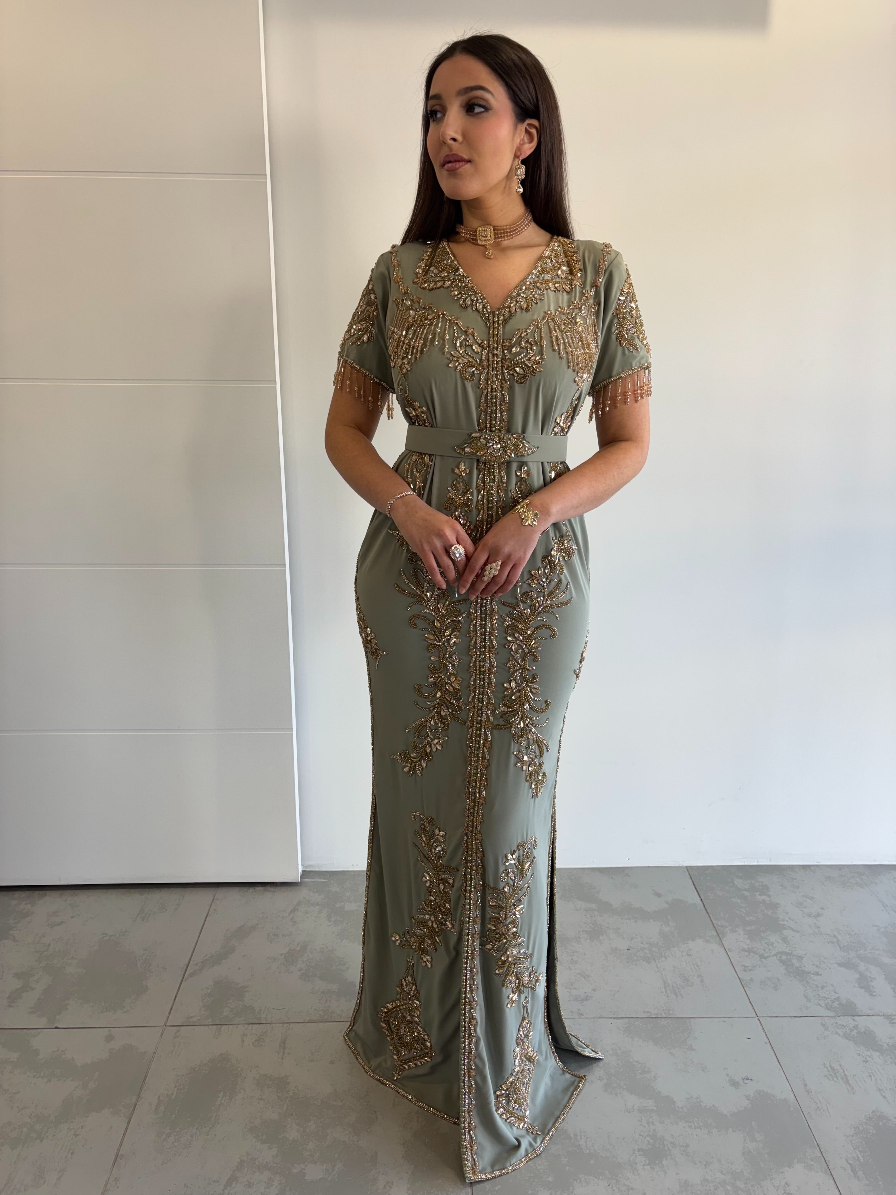 Caftan gris moderne coupe sirène perlé en doré à manches courtes avec sa ceinture accordée