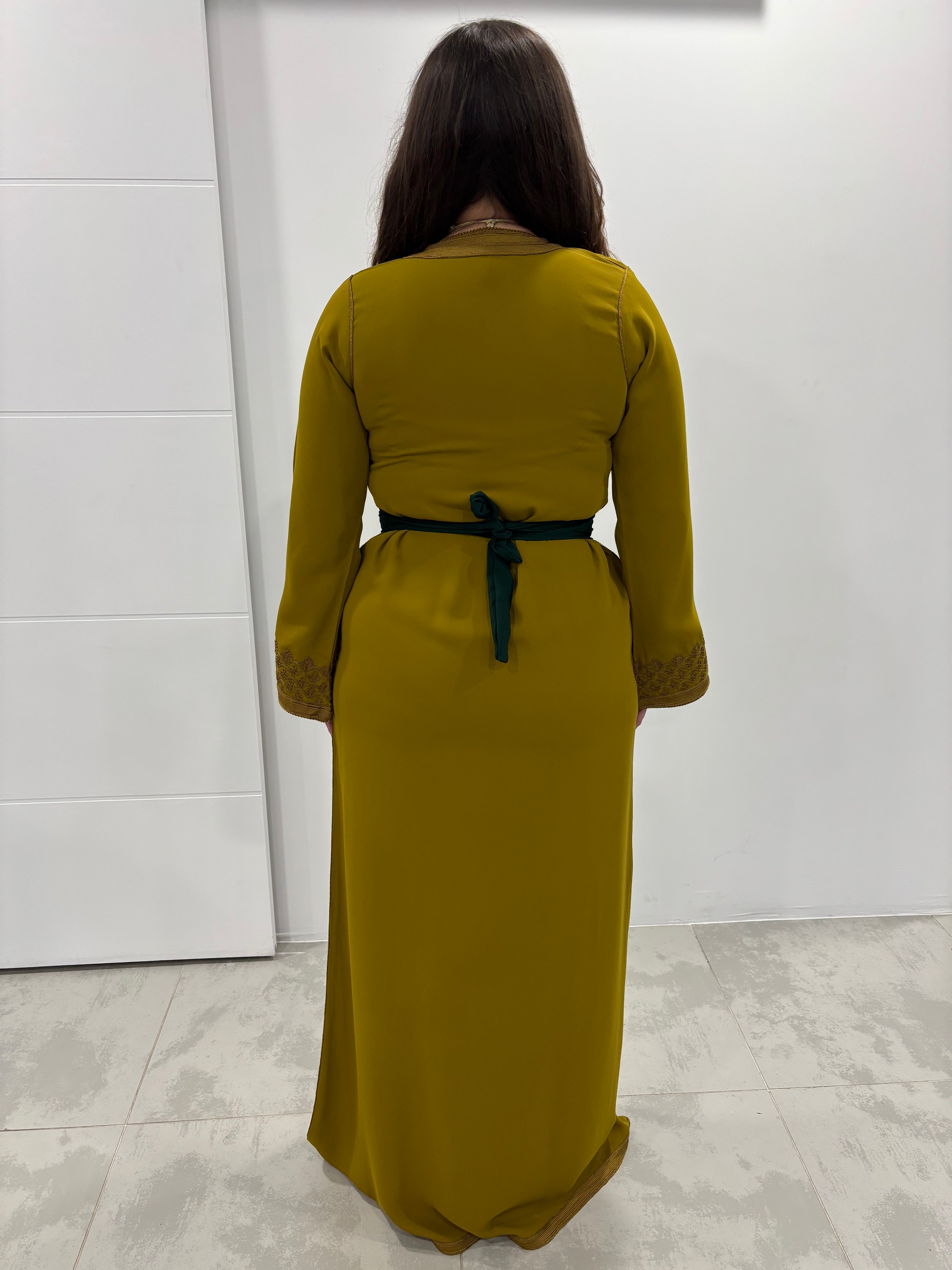 Caftan « Salma » – Vert olive brodé & ceinture vert foncé