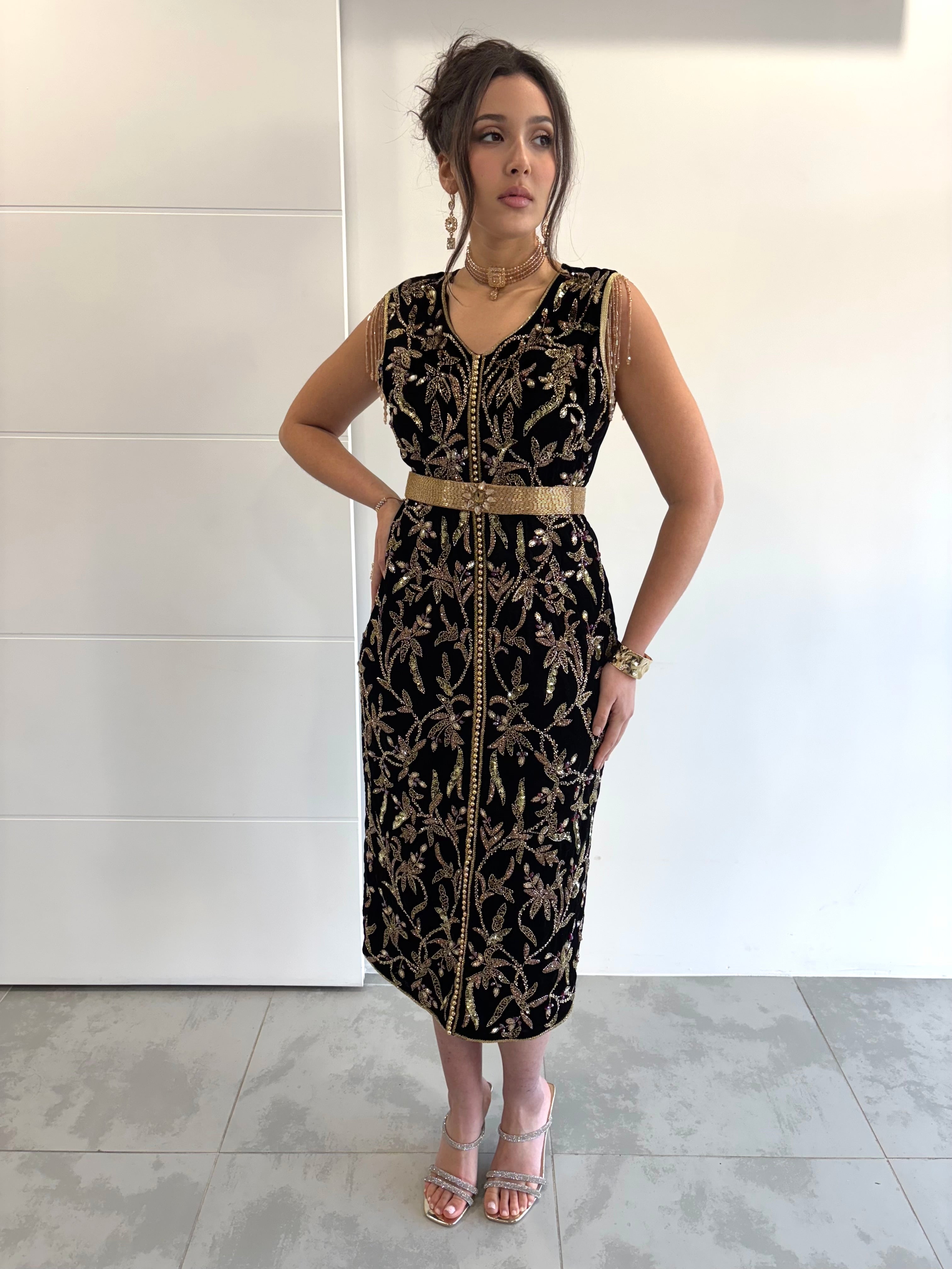 Caftan court bretelles chargé perles dorées tombantes épaules soirée