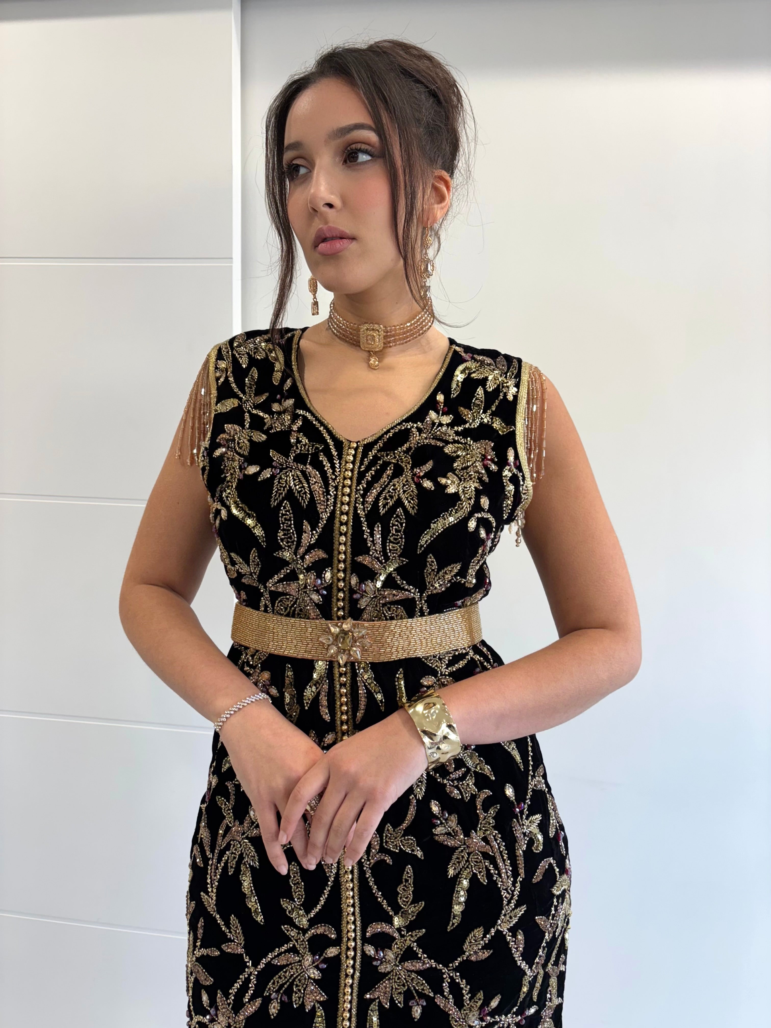 Caftan court bretelles chargé perles dorées tombantes épaules soirée