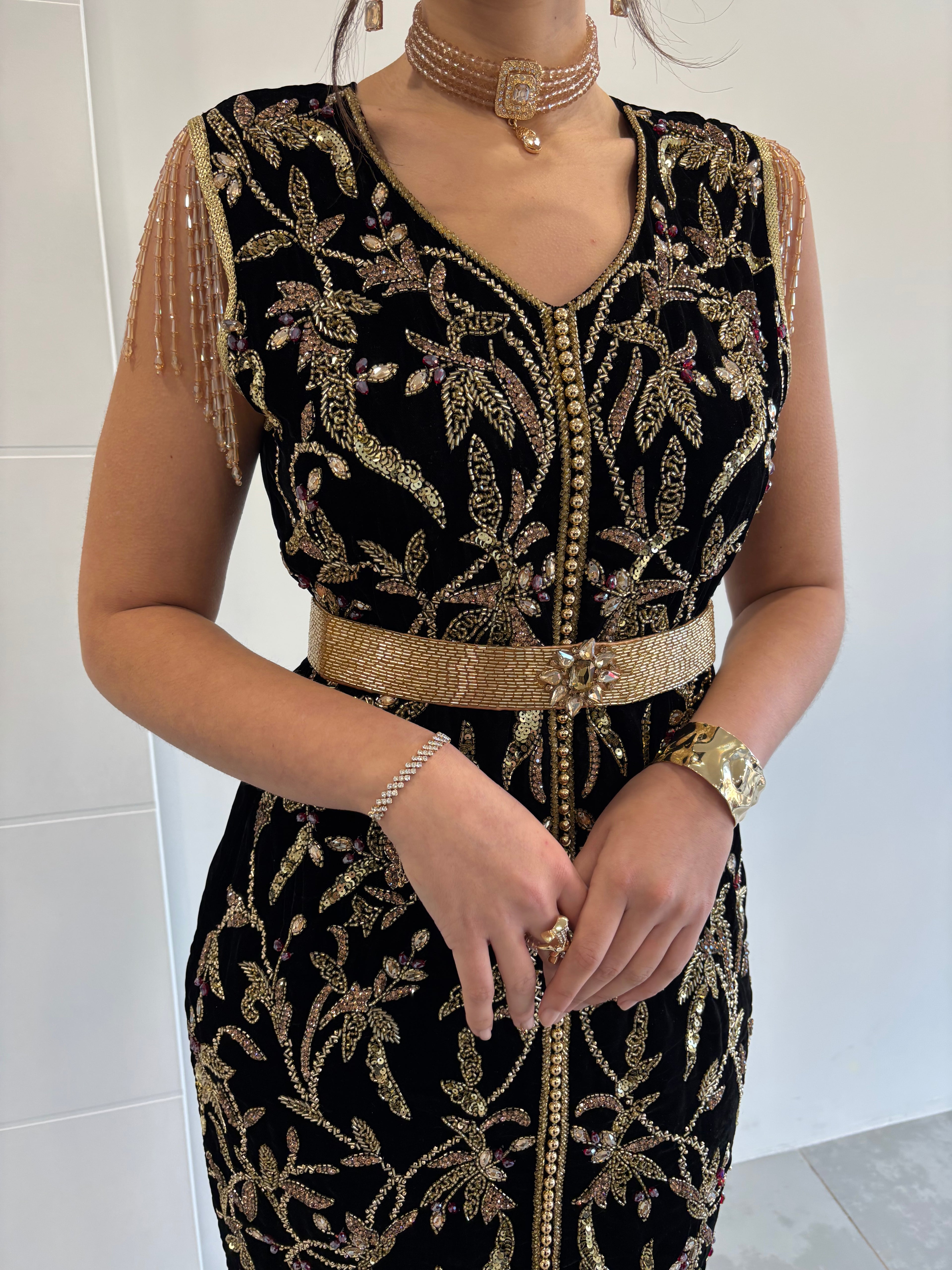 Caftan court bretelles chargé perles dorées tombantes épaules soirée