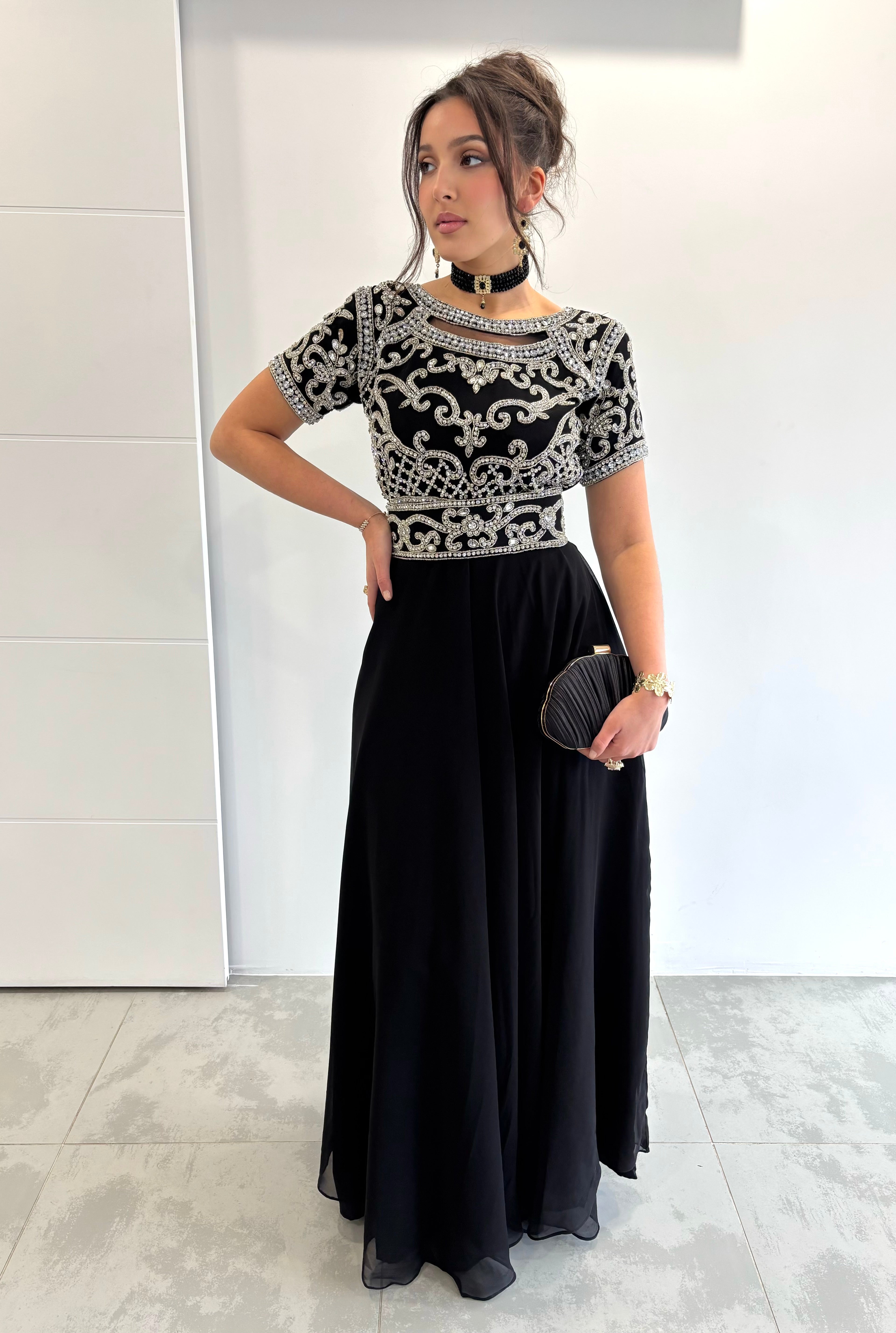 Caftan moderne noir évasé avec buste et ceinture perlés argent manches courtes soirée