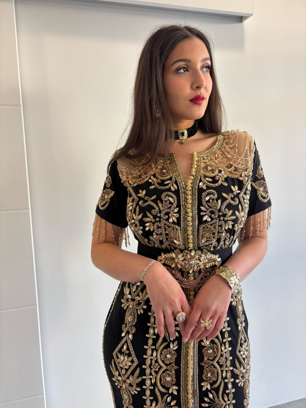 Vue rapprochée du caftan noir perlé en confection sur mesure