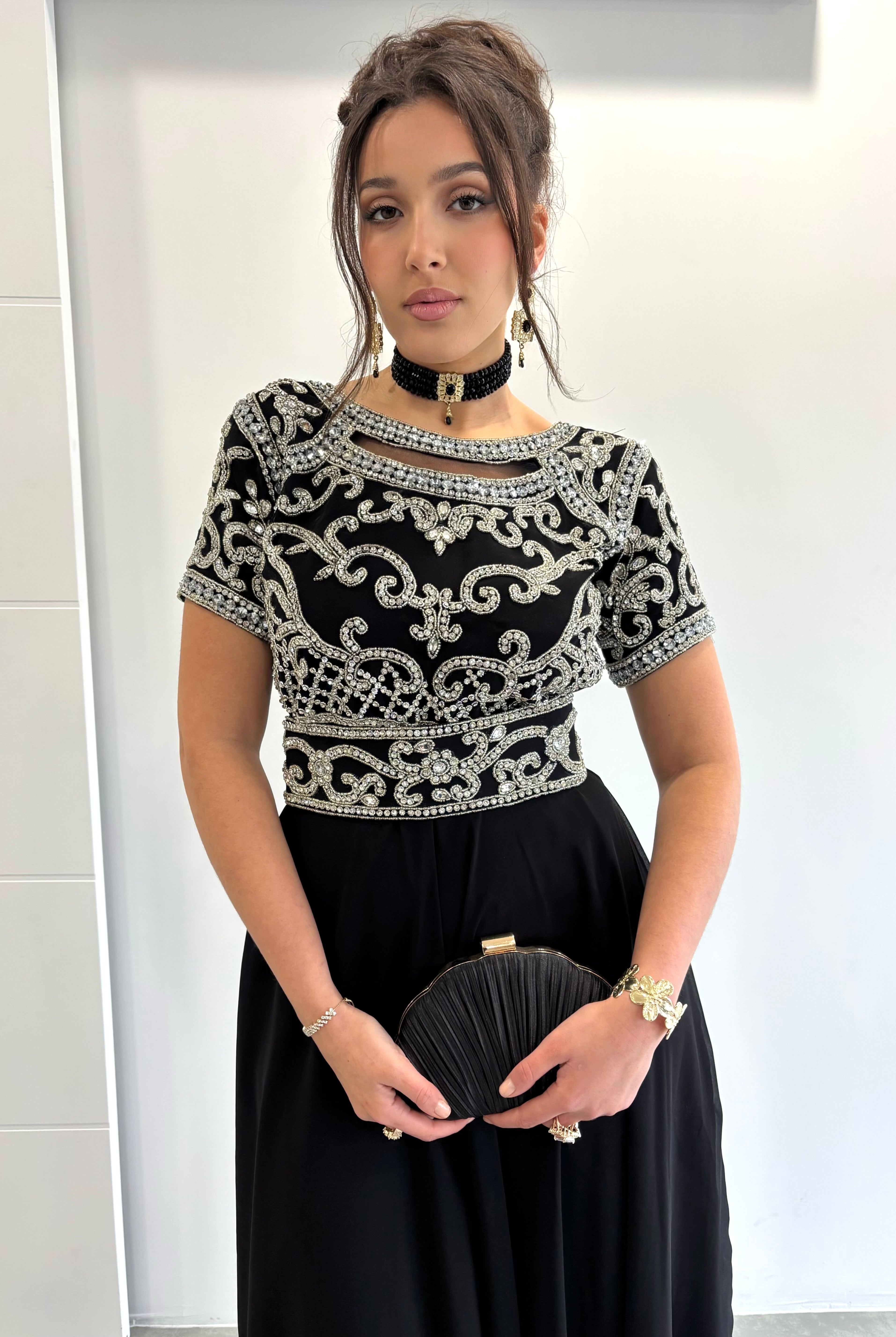 Caftan moderne noir évasé avec buste et ceinture perlés argent manches courtes soirée
