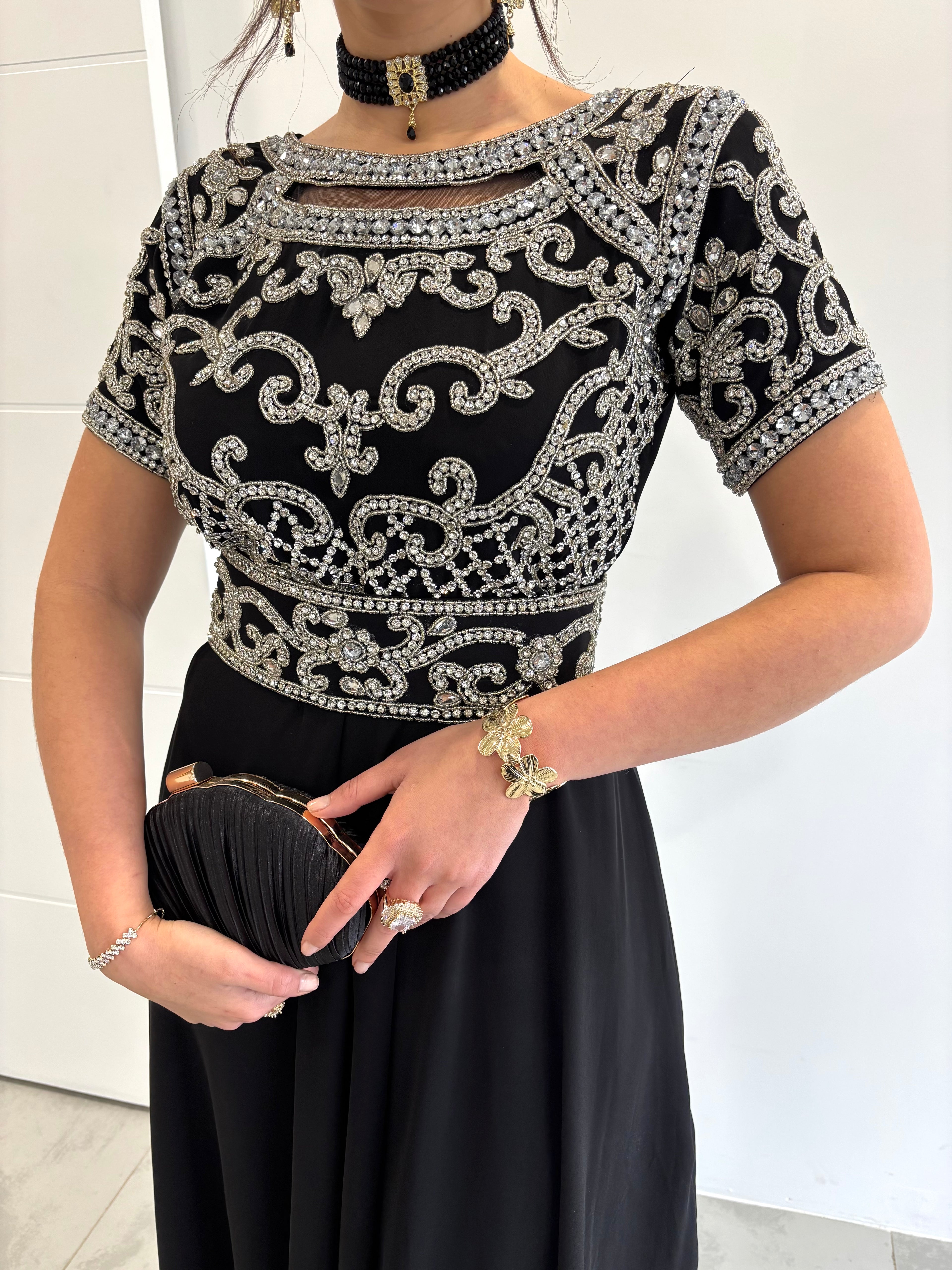 Caftan moderne noir évasé avec buste et ceinture perlés argent manches courtes soirée