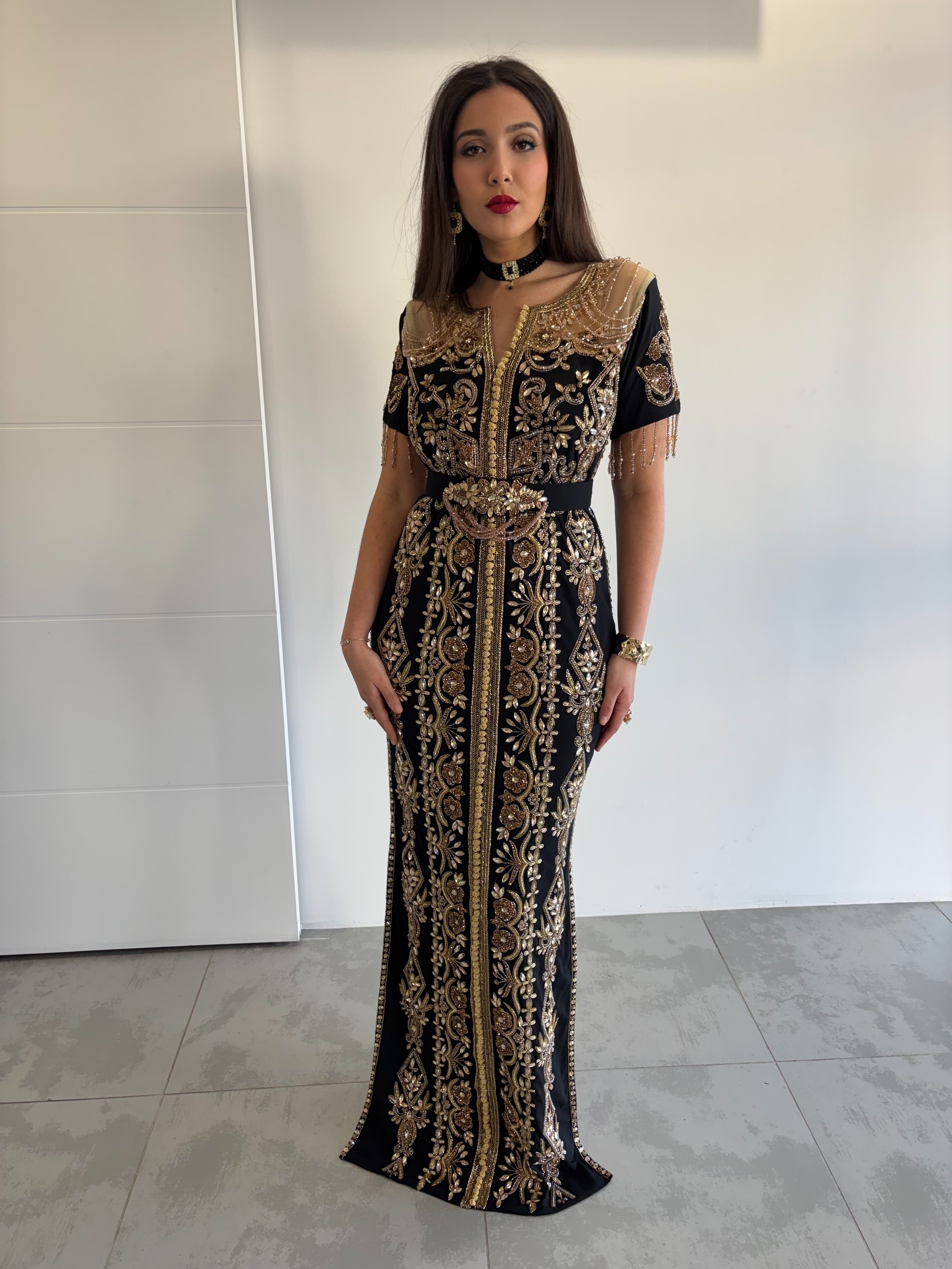 Caftan droit noir chargé en perles dorées avec ceinture accordée 
