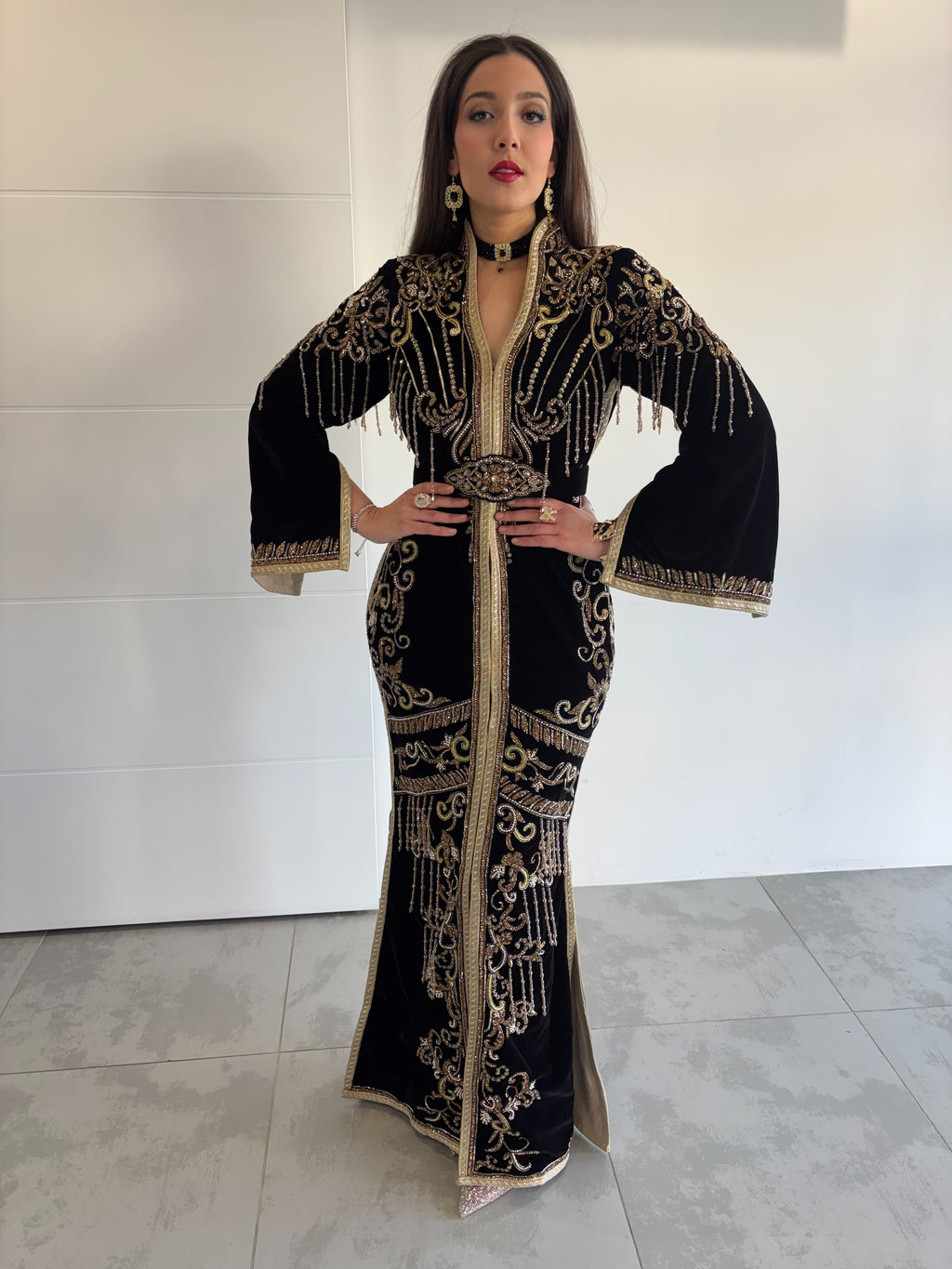 Caftan sirène noir en velours perlé moderne à manches longues, en vente en confection sur mesure