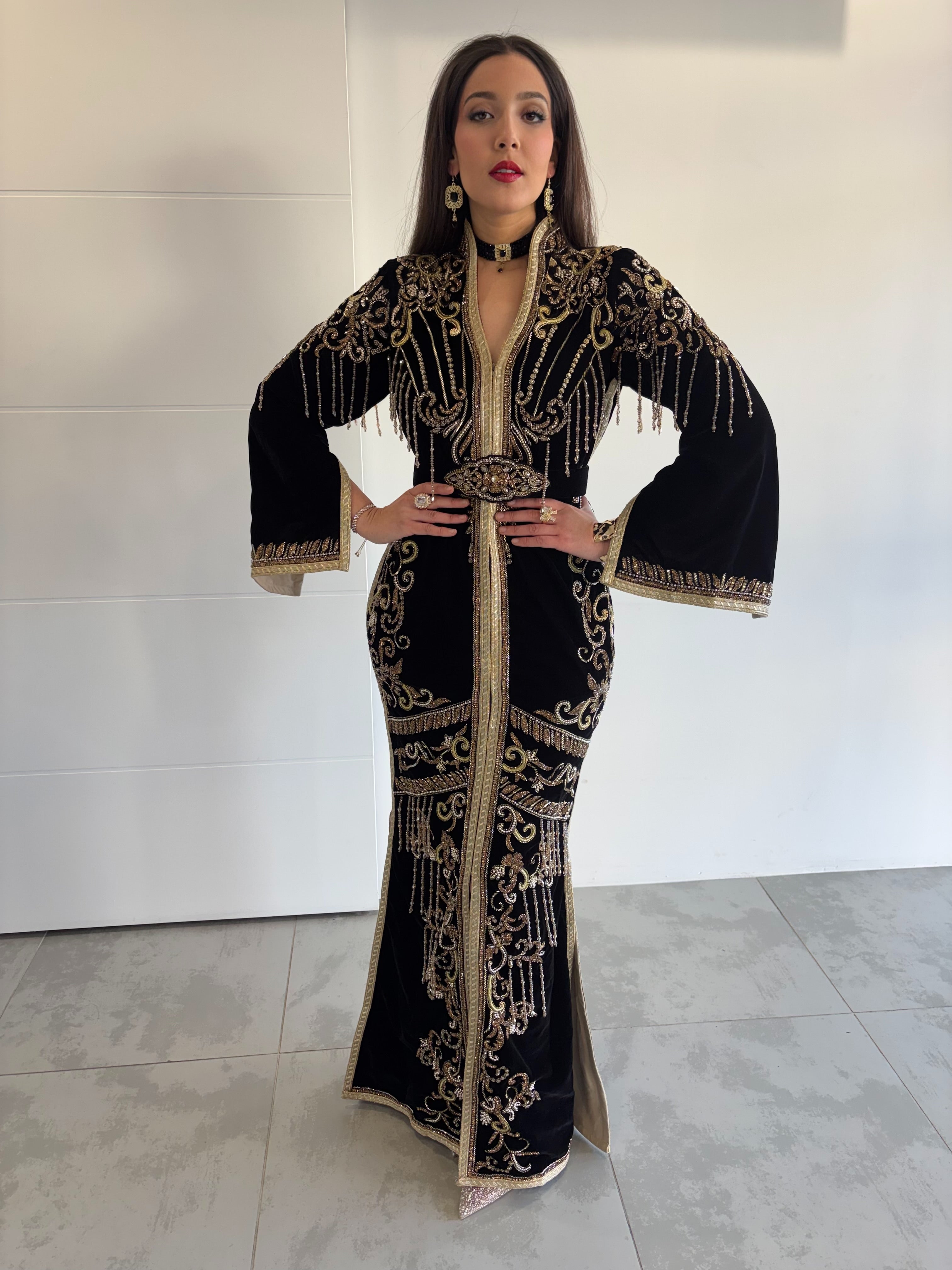 Caftan sirène noir en velours perlé moderne à manches longues, en vente en confection sur mesure