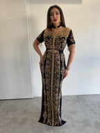 Caftan noir perlé en doré à manches courtes en coupe sirène avec sa ceinture accordée