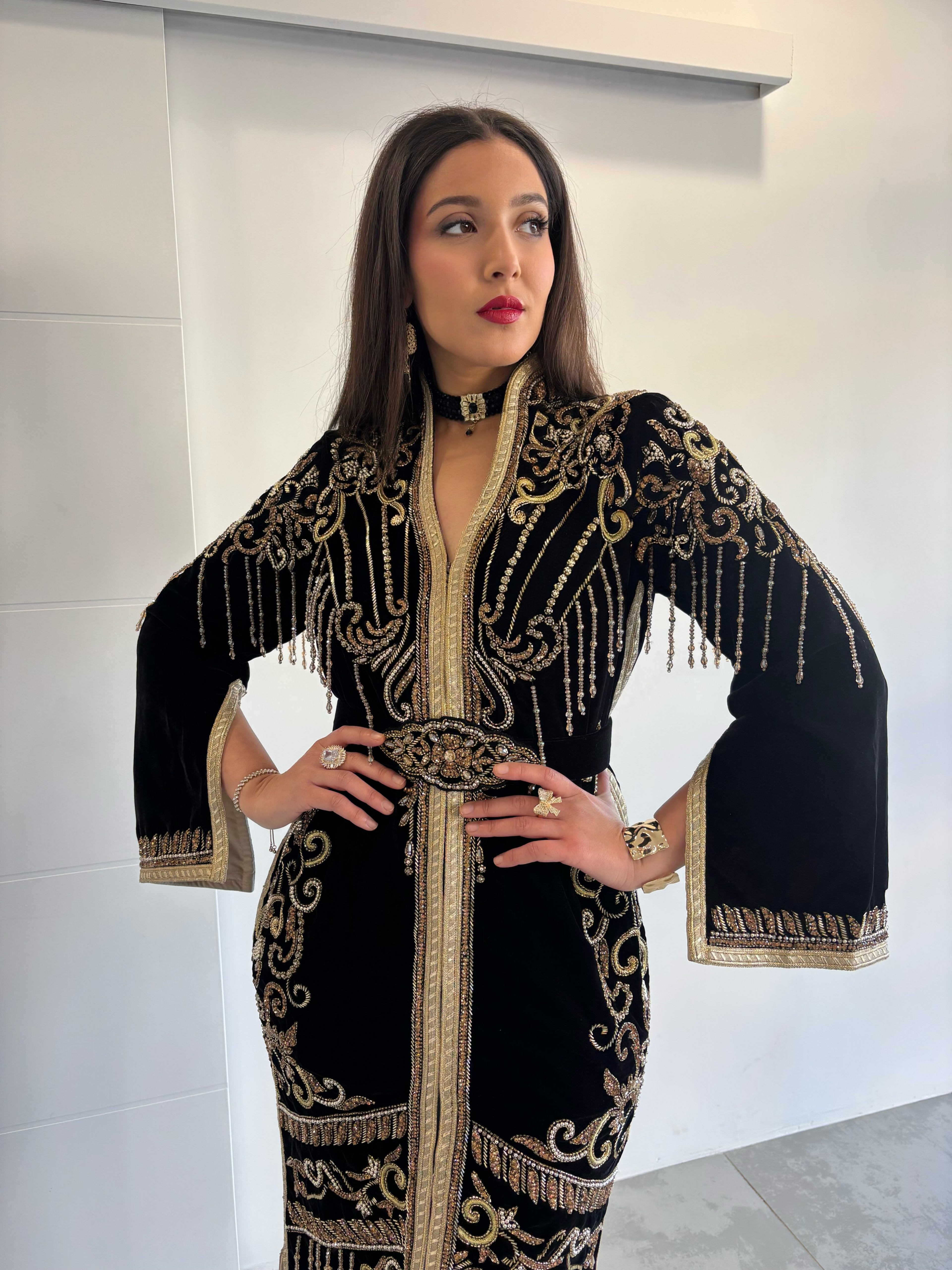 Vue détails du caftan sirène en velours noir manches longues en confection sur mesure