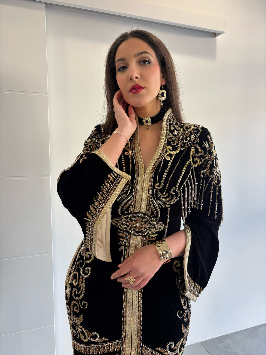 Caftan perlé en velours moderne avec ouverture sur les manches et ceinture accordée 