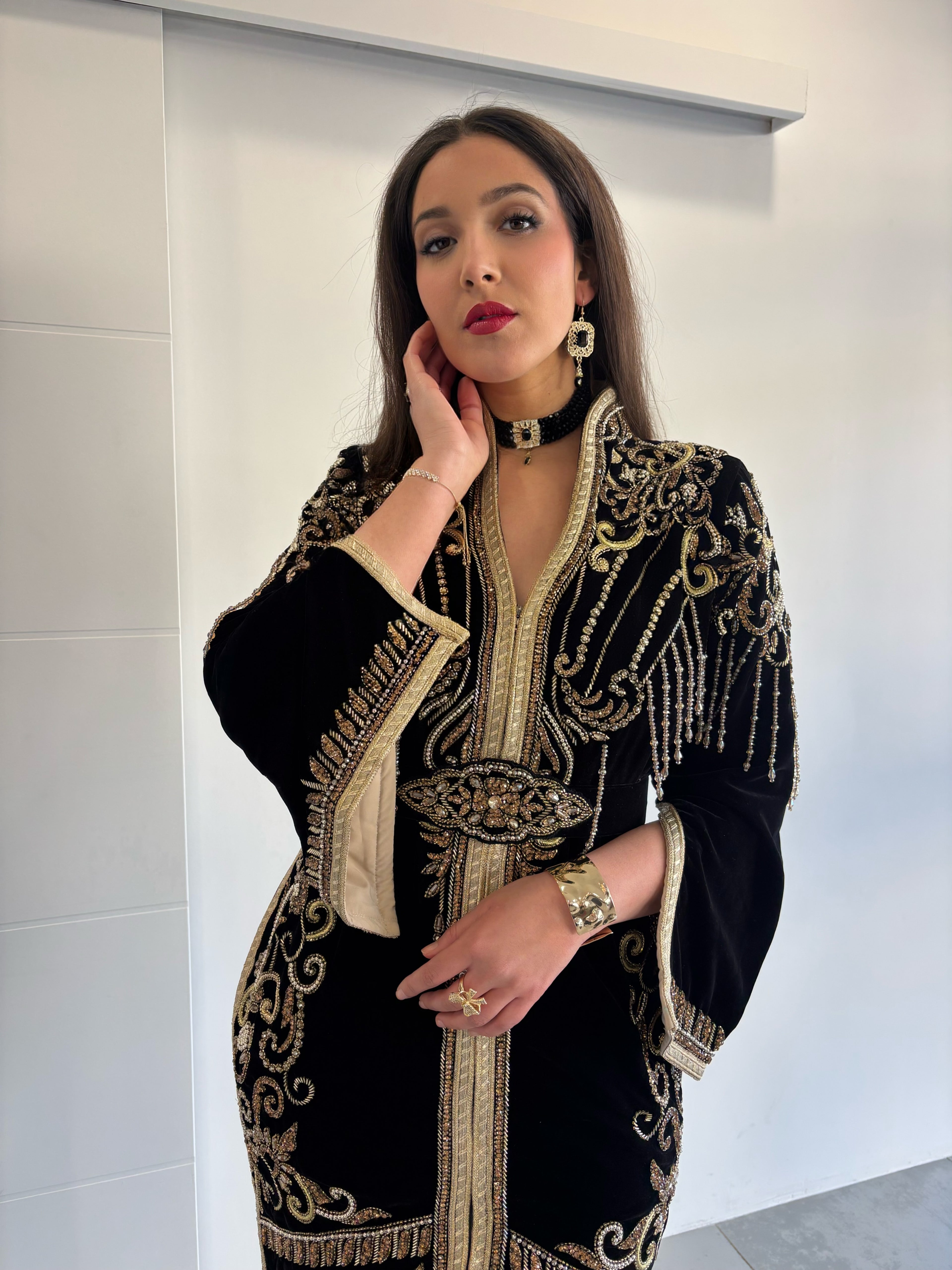 Caftan perlé en velours moderne avec ouverture sur les manches et ceinture accordée 