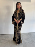Caftan noir chargé en velours coupe sirène avec ouverture sur les manches et sur le côté