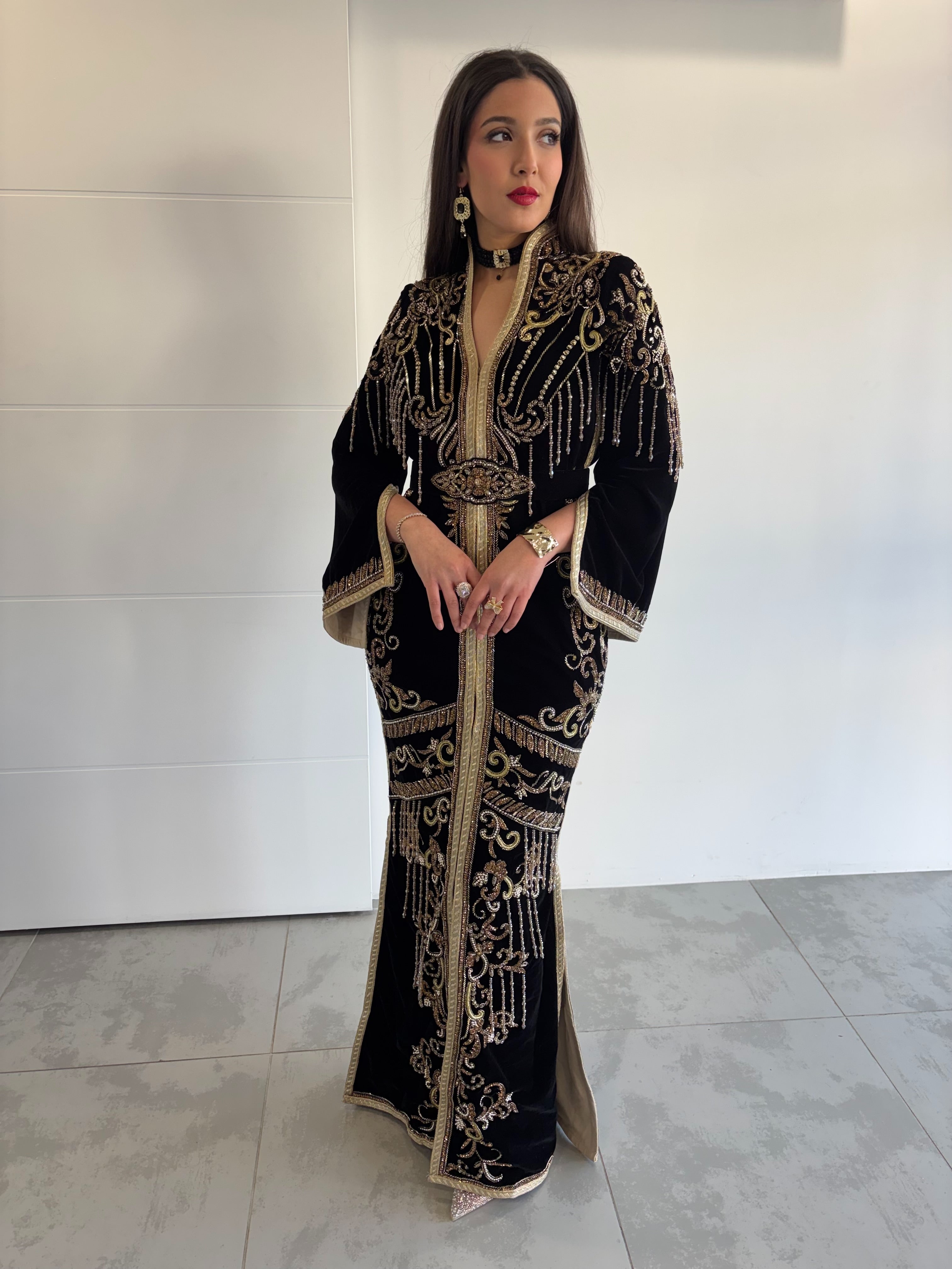 Caftan noir chargé en velours coupe sirène avec ouverture sur les manches et sur le côté