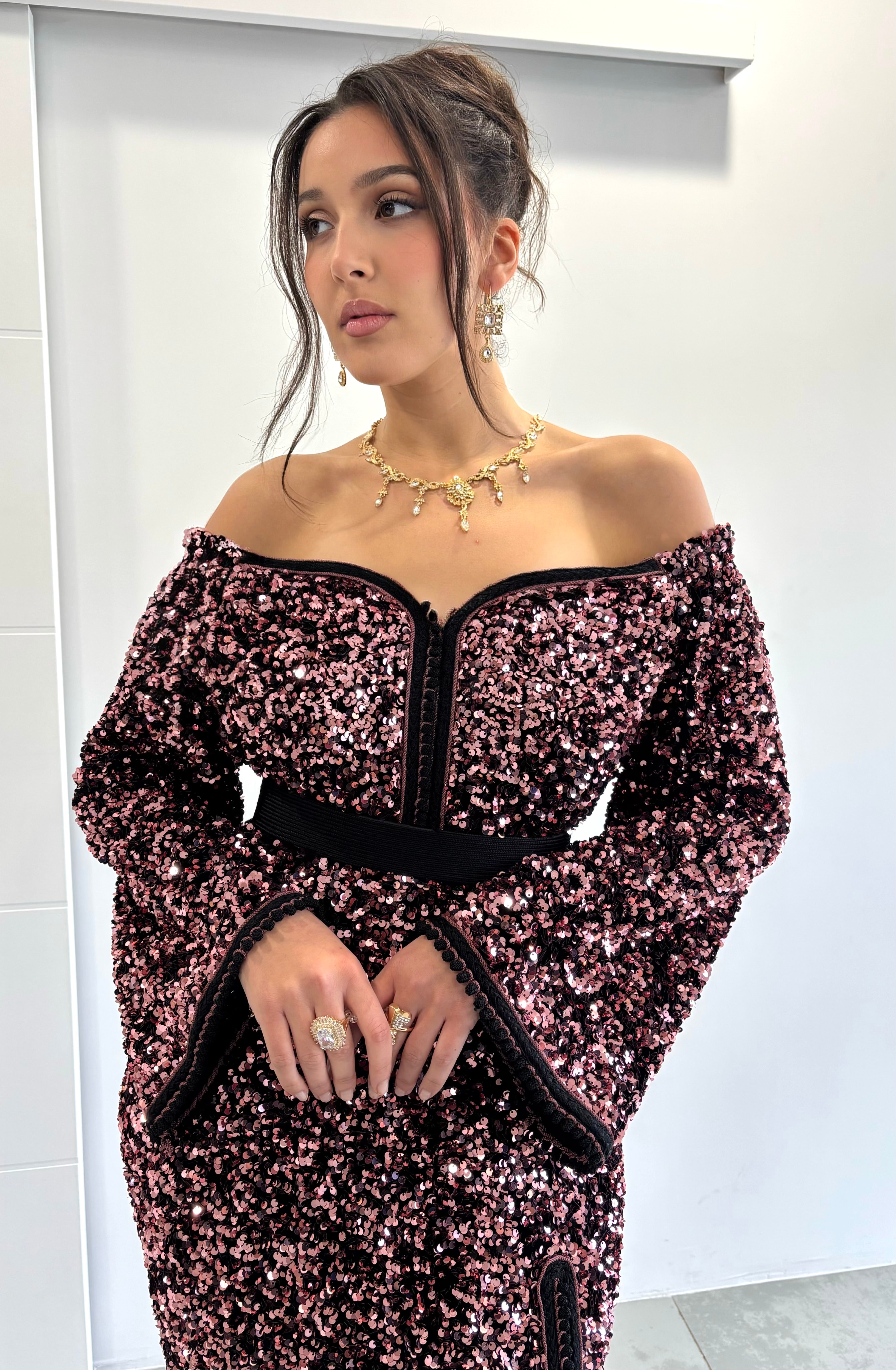 Caftan sirène rose à sequins avec fente sur le côté, col bateau, manches longues et détails de broderie noire