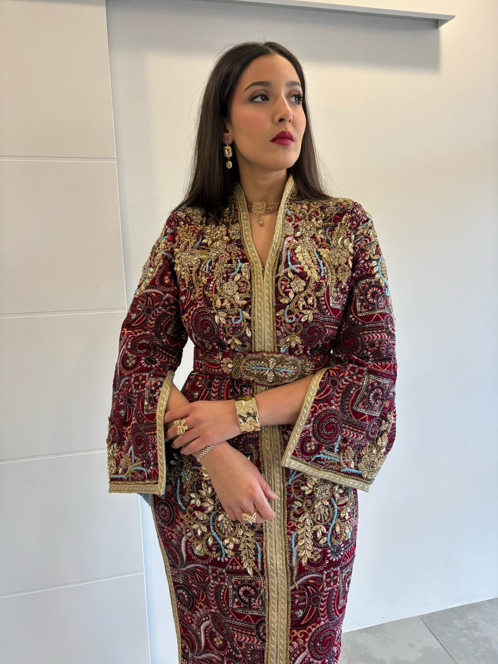 Caftan sari moderne rose et bleu avec ouverture sur les manches longues