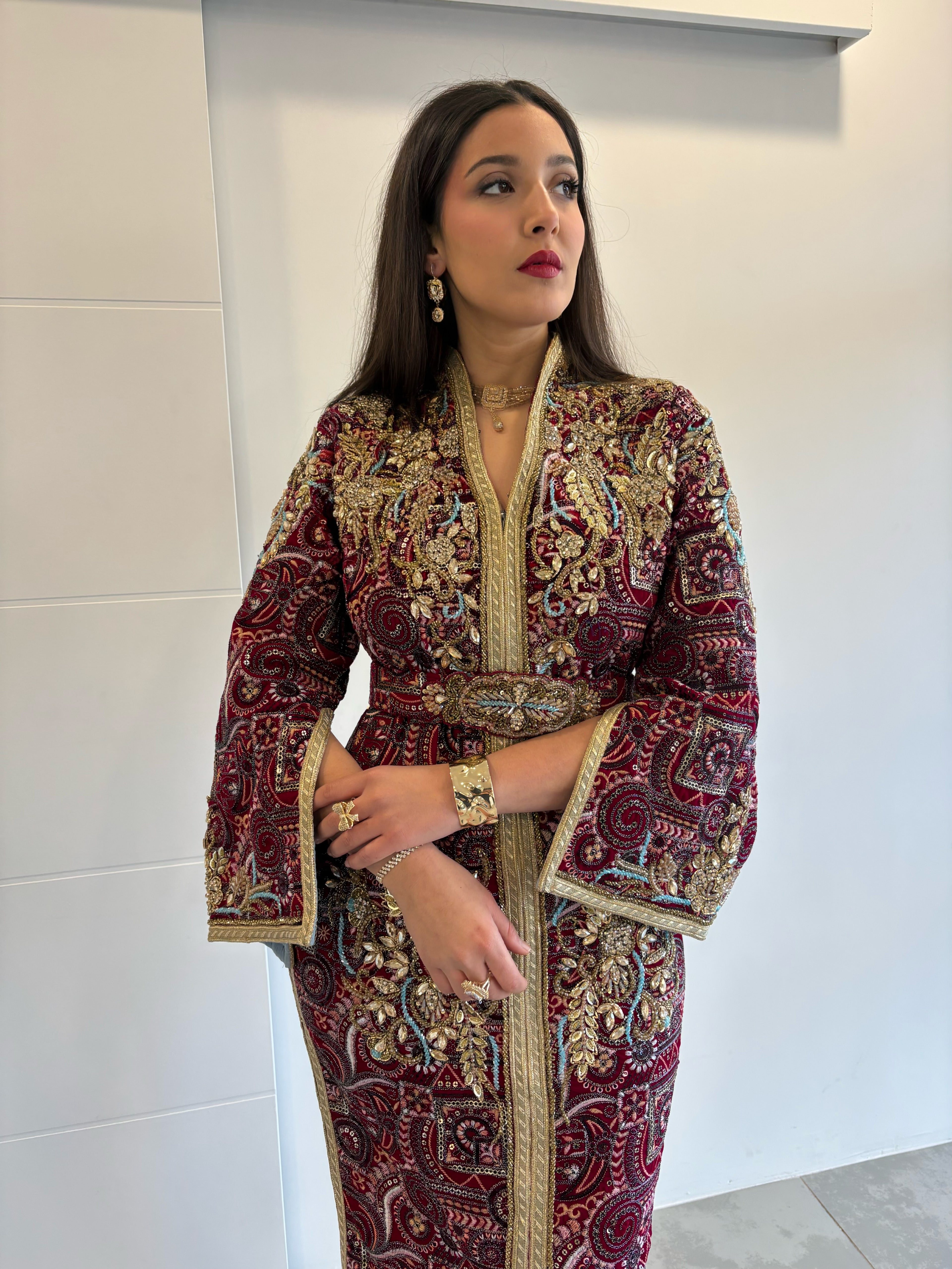 Caftan sari moderne rose et bleu avec ouverture sur les manches longues