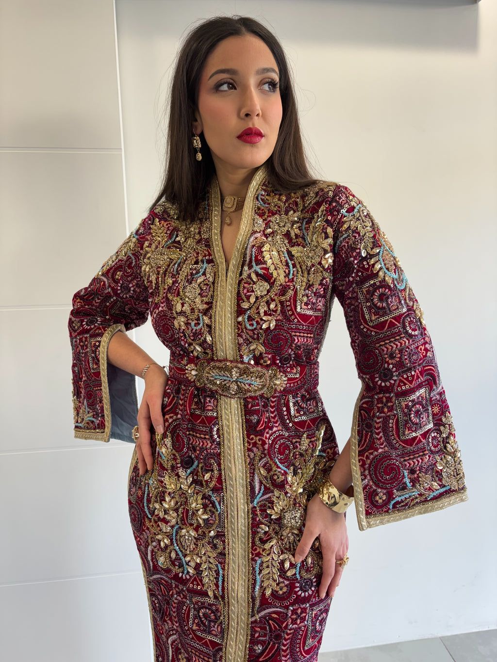 Caftan moderne sari coupe sirène rose doublé en bleu clair 
