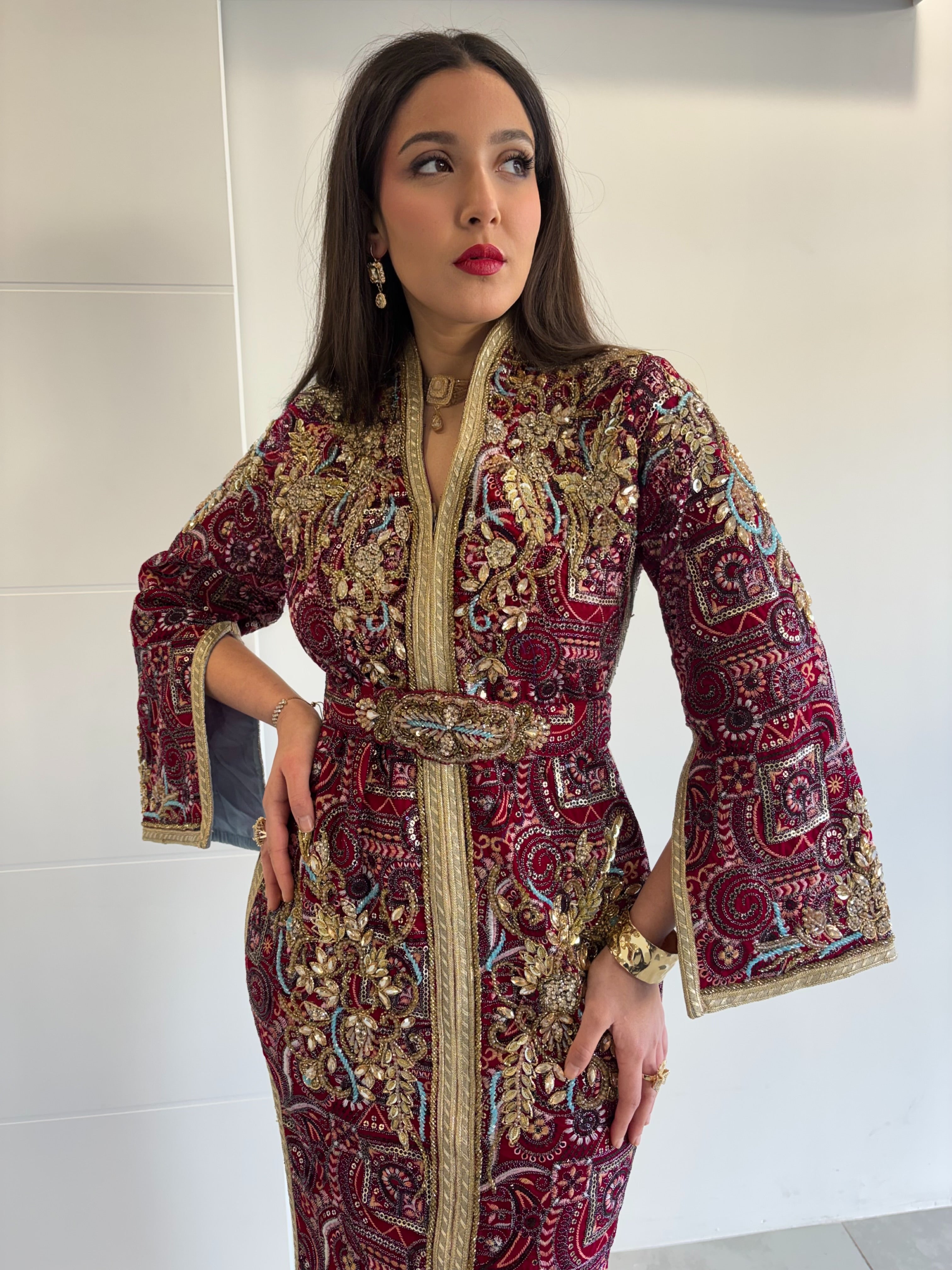 Caftan moderne sari coupe sirène rose doublé en bleu clair 