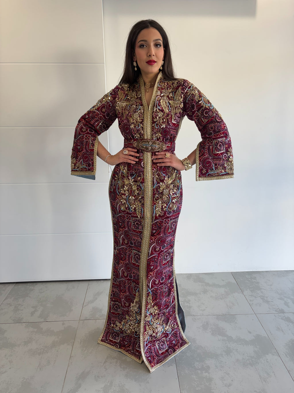 Caftan moderne sari coupe sirène rose foncé doublé en bleu clair avec ouverture sur les côtés et sur les manches, col officier et ceinture accordée