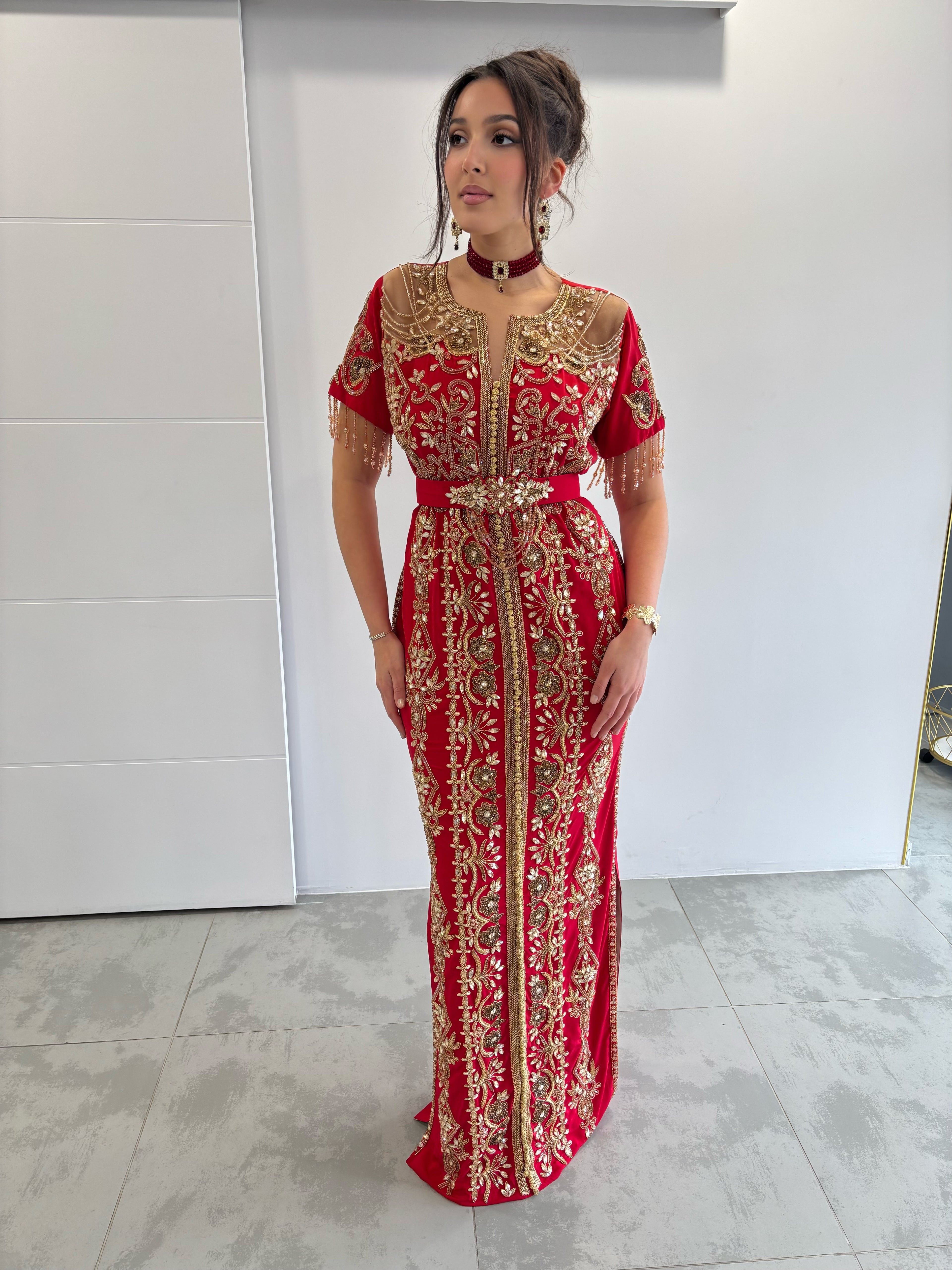Caftan rouge style sirène, entièrement perlé avec manches courtes et détail de col transparent, dos simple 