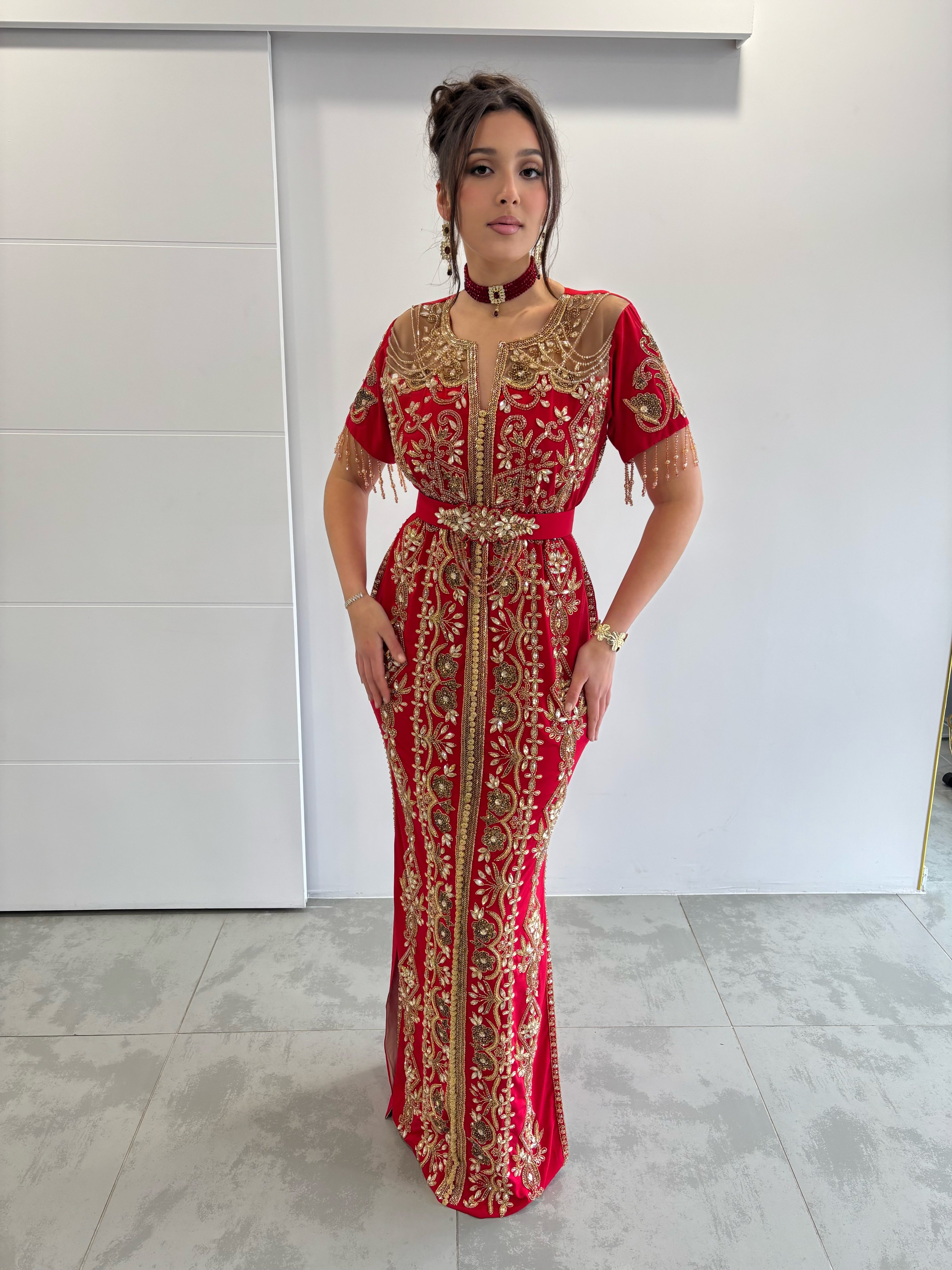Caftan rouge style sirène, entièrement perlé avec manches courtes et détail de col transparent