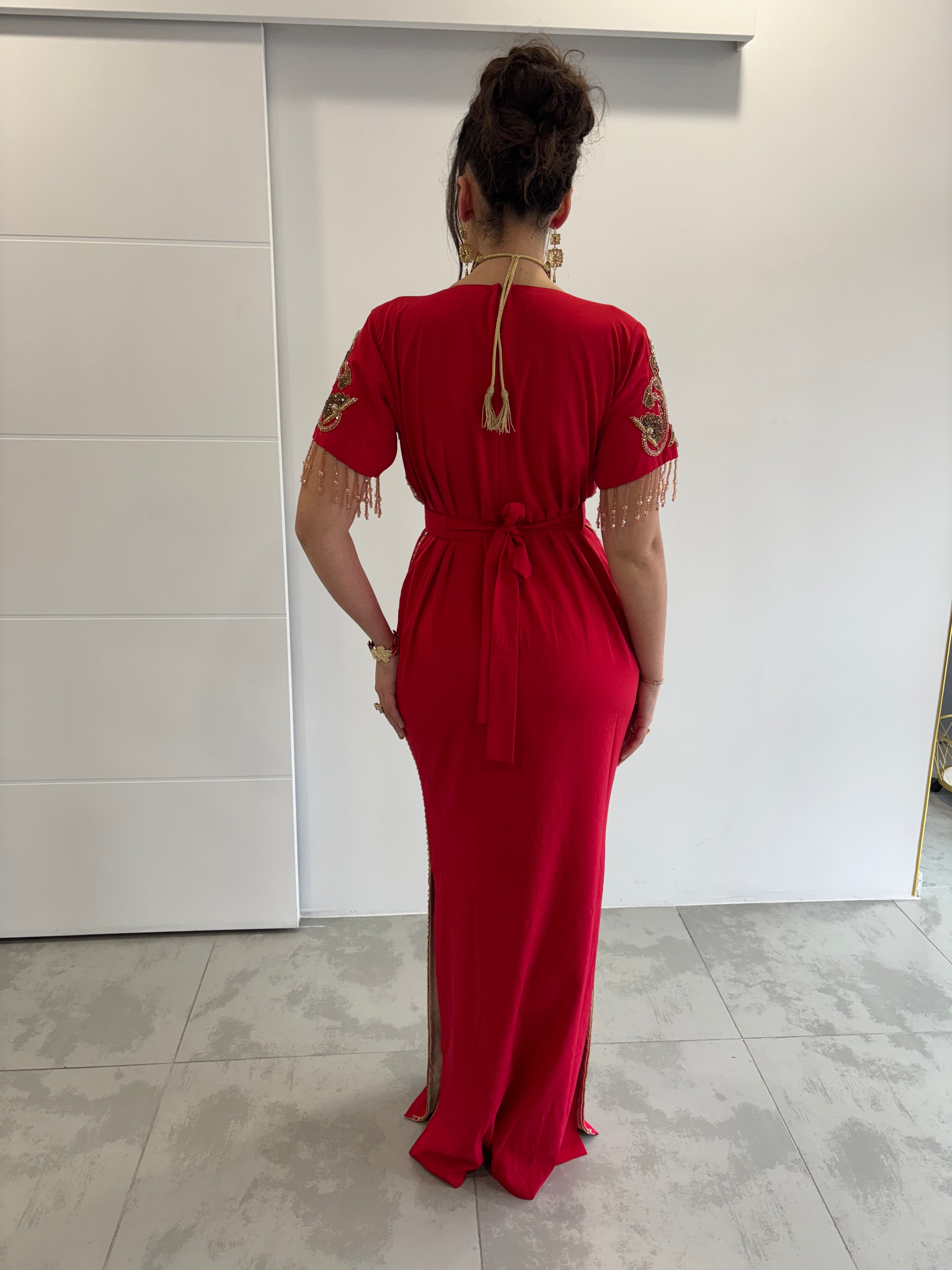 Caftan rouge style sirène, entièrement perlé avec manches courtes et détail de col transparent et dos simple 