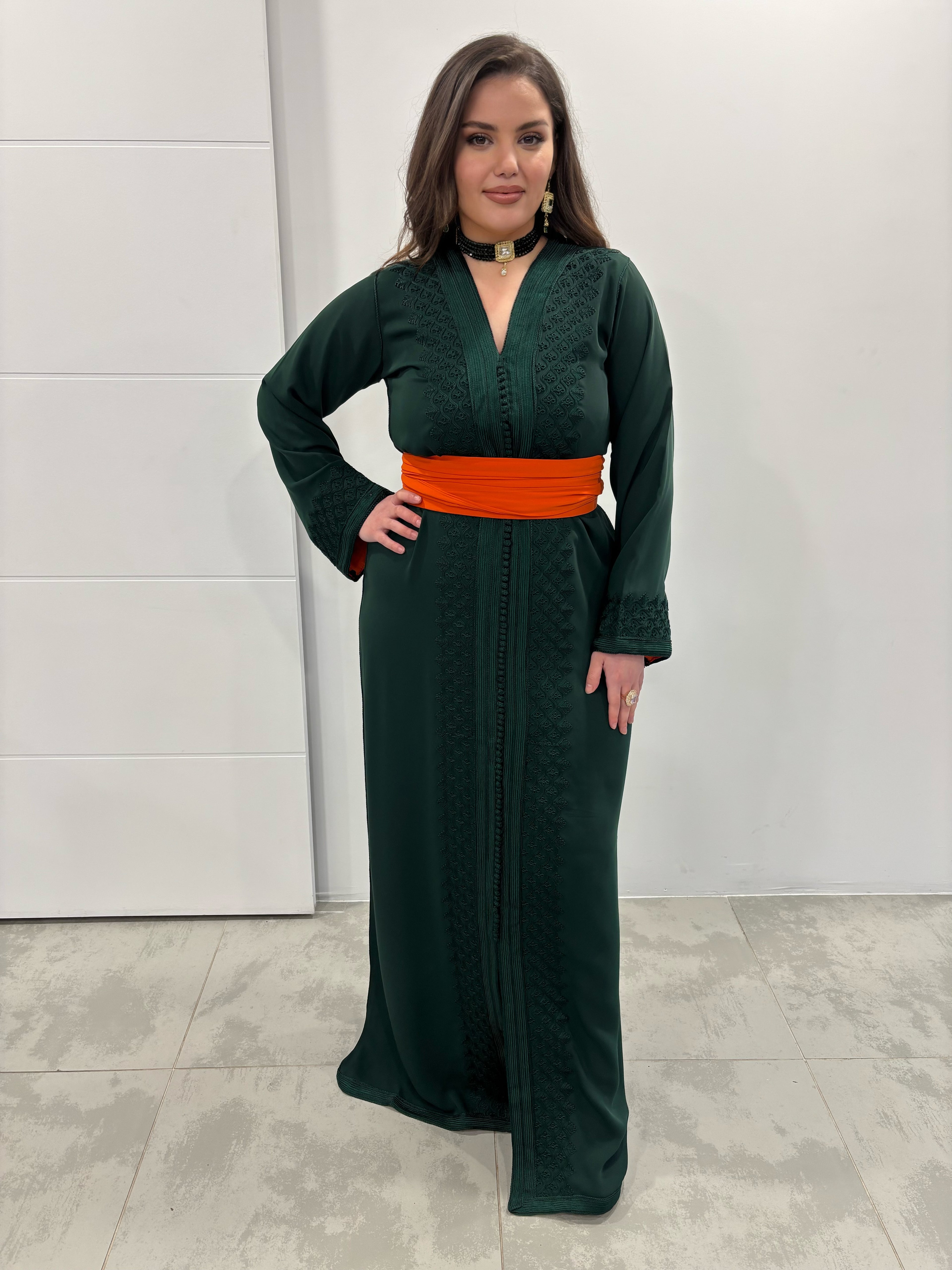 Caftan « Yara » – Crêpe de soie vert profond & ceinture orange