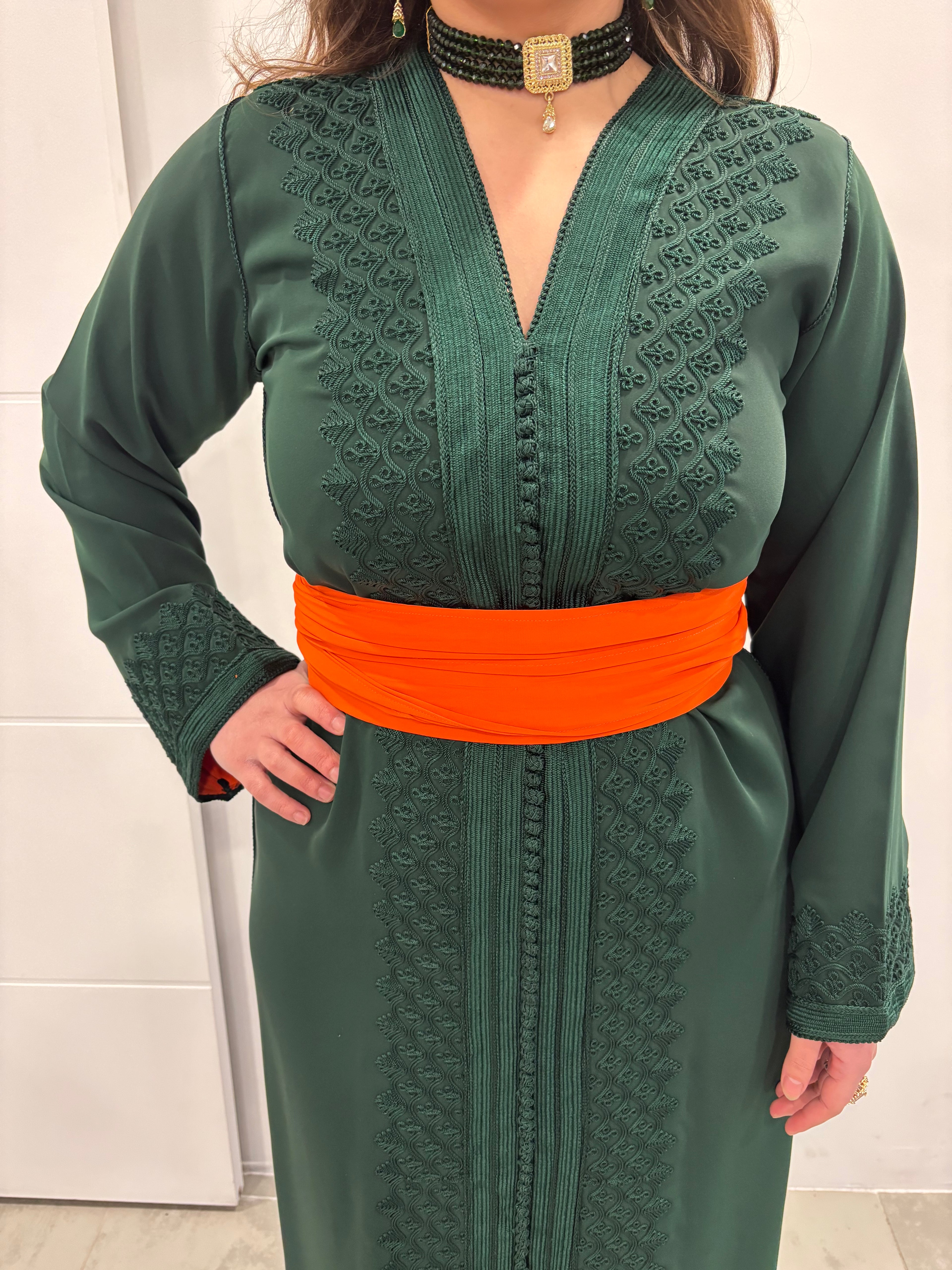Caftan « Yara » – Crêpe de soie vert profond & ceinture orange