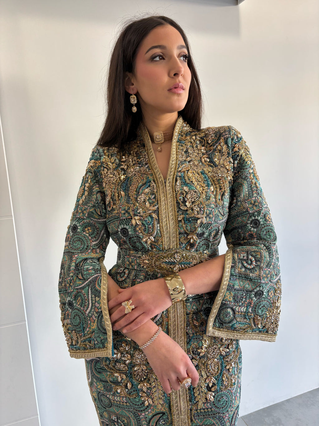 Détails du caftan sari perlé vert d'eau avec col officier