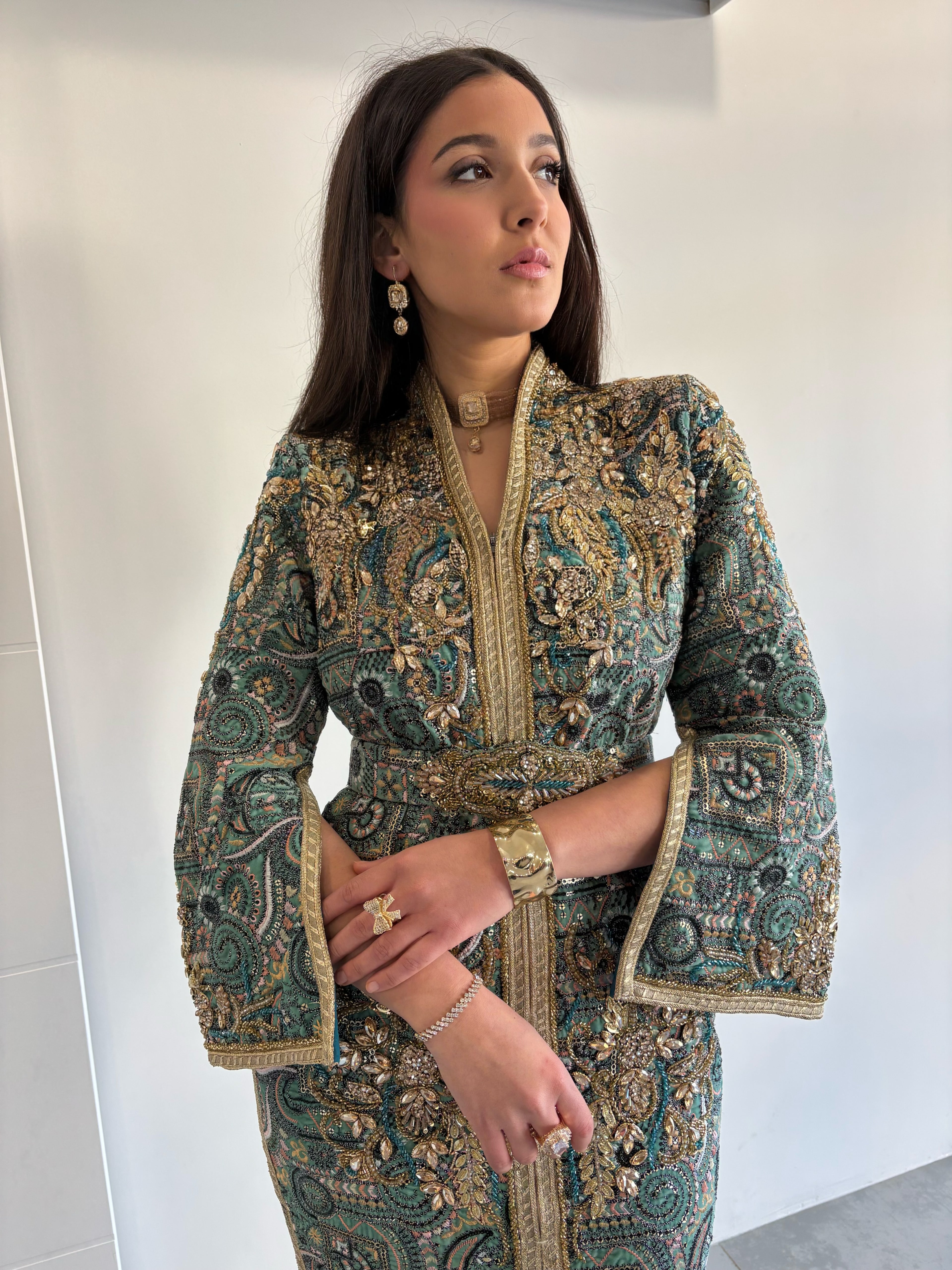 Détails du caftan sari perlé vert d'eau avec col officier